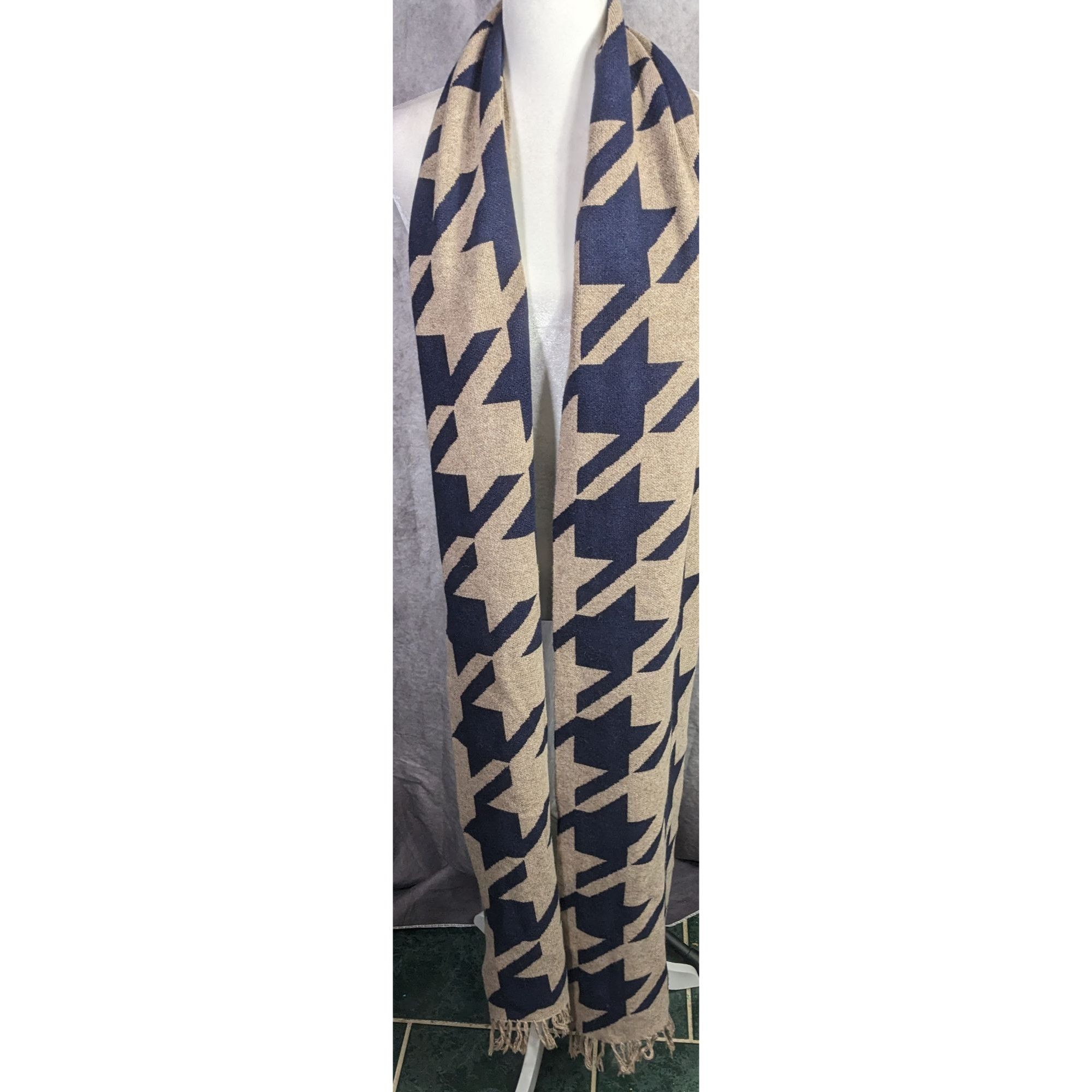 Other Preppy Houndstooth Pattern Tan & Navy Knit Scarf With Fringe Size ONE SIZE - 5 Thumbnail