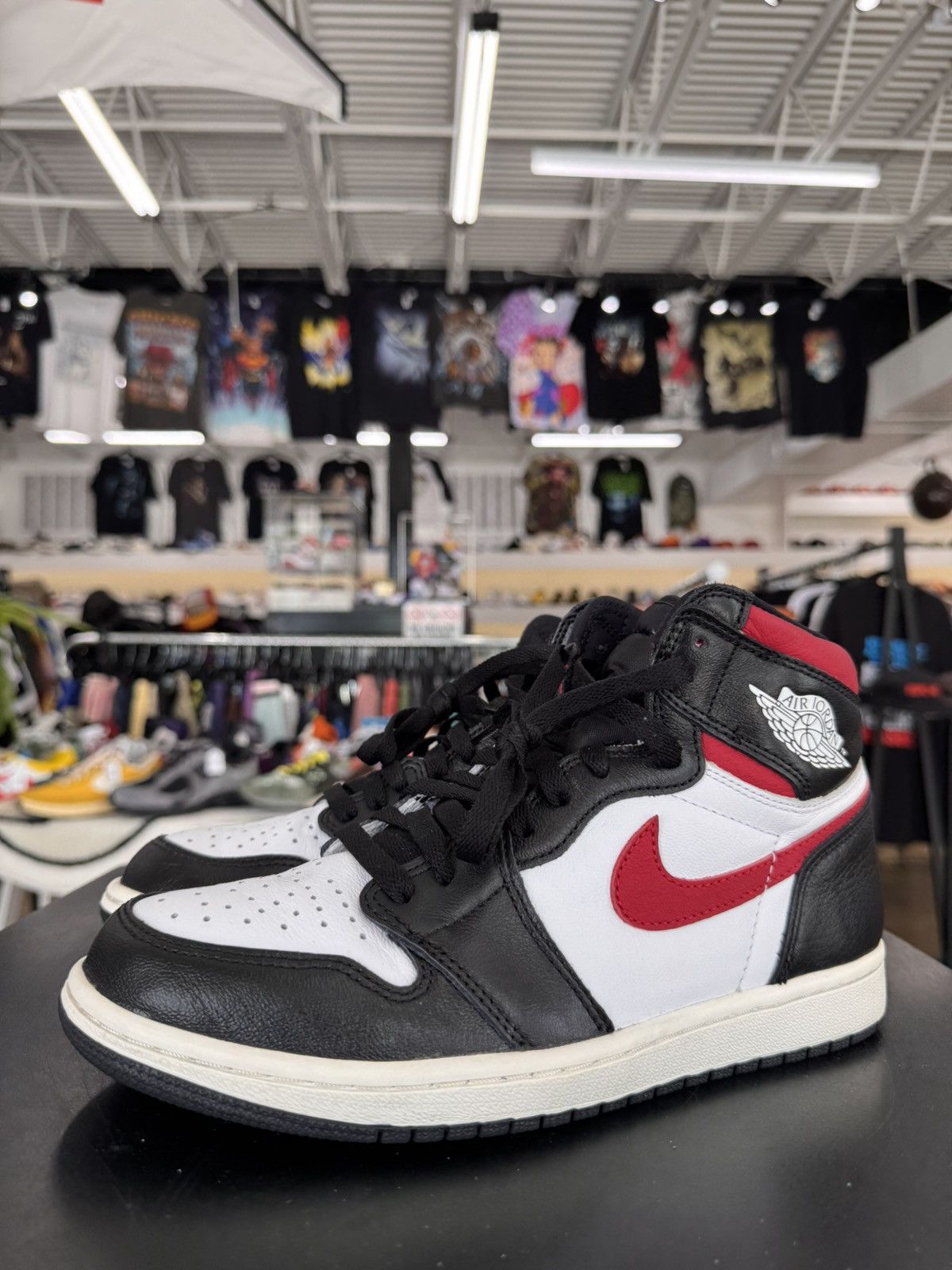 Jordan Brand Air Jordan 1 Retro High Black Gym Red Size 8 (2019) Size US 8 / EU 41 - 1 Thumbnail