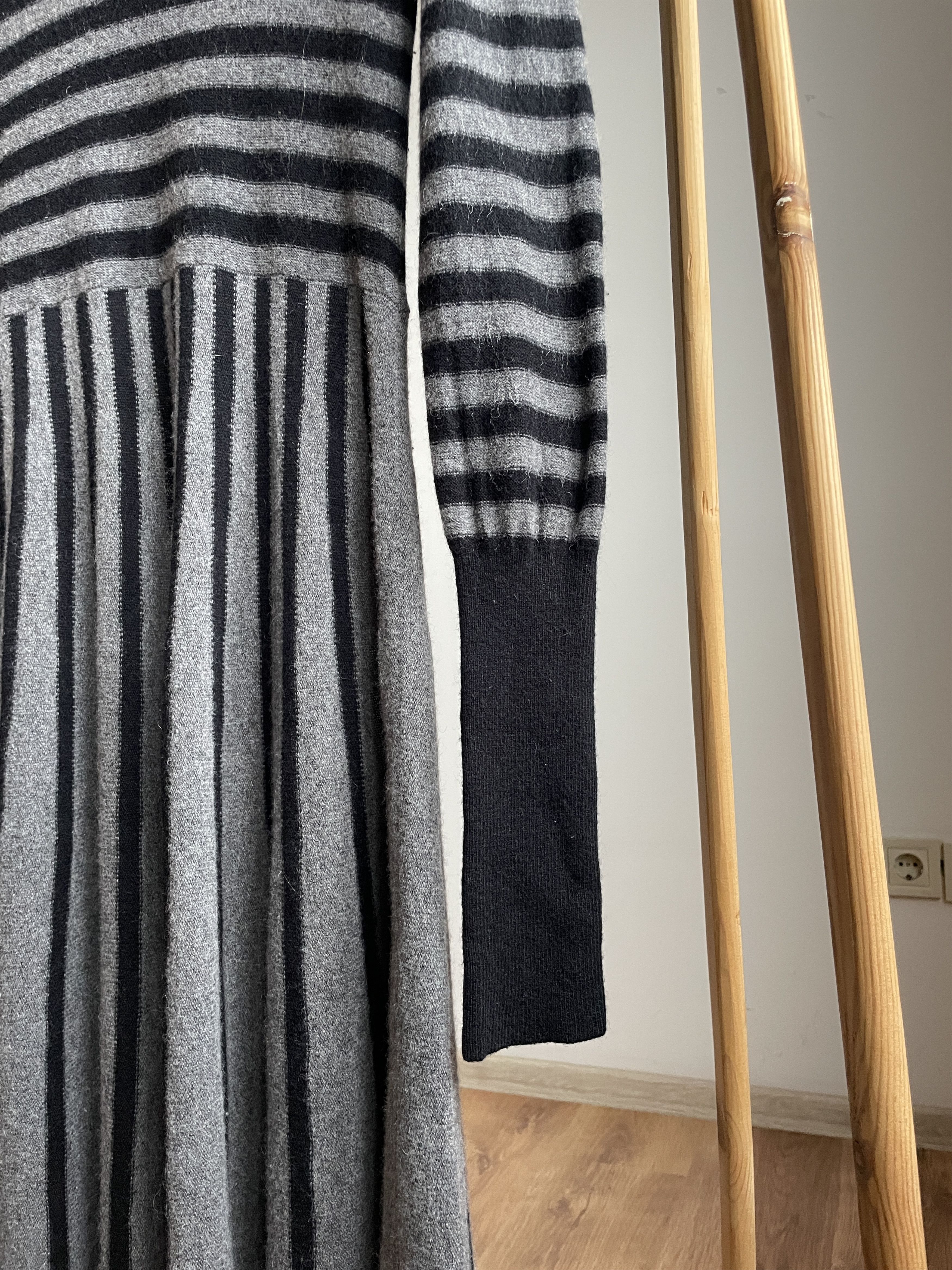 Bcbgmaxazria BCBG Max Azria Roll Neck Striped Wool Cashmere Flared Dress Size M / US 6-8 / IT 42-44 - 7 Thumbnail
