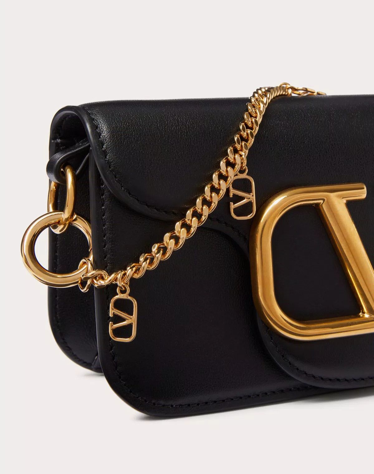 Valentino o1s1wg110426 Size: OS / Vlogo Signature Metal Charm in Gold Size ONE SIZE - 2 Thumbnail