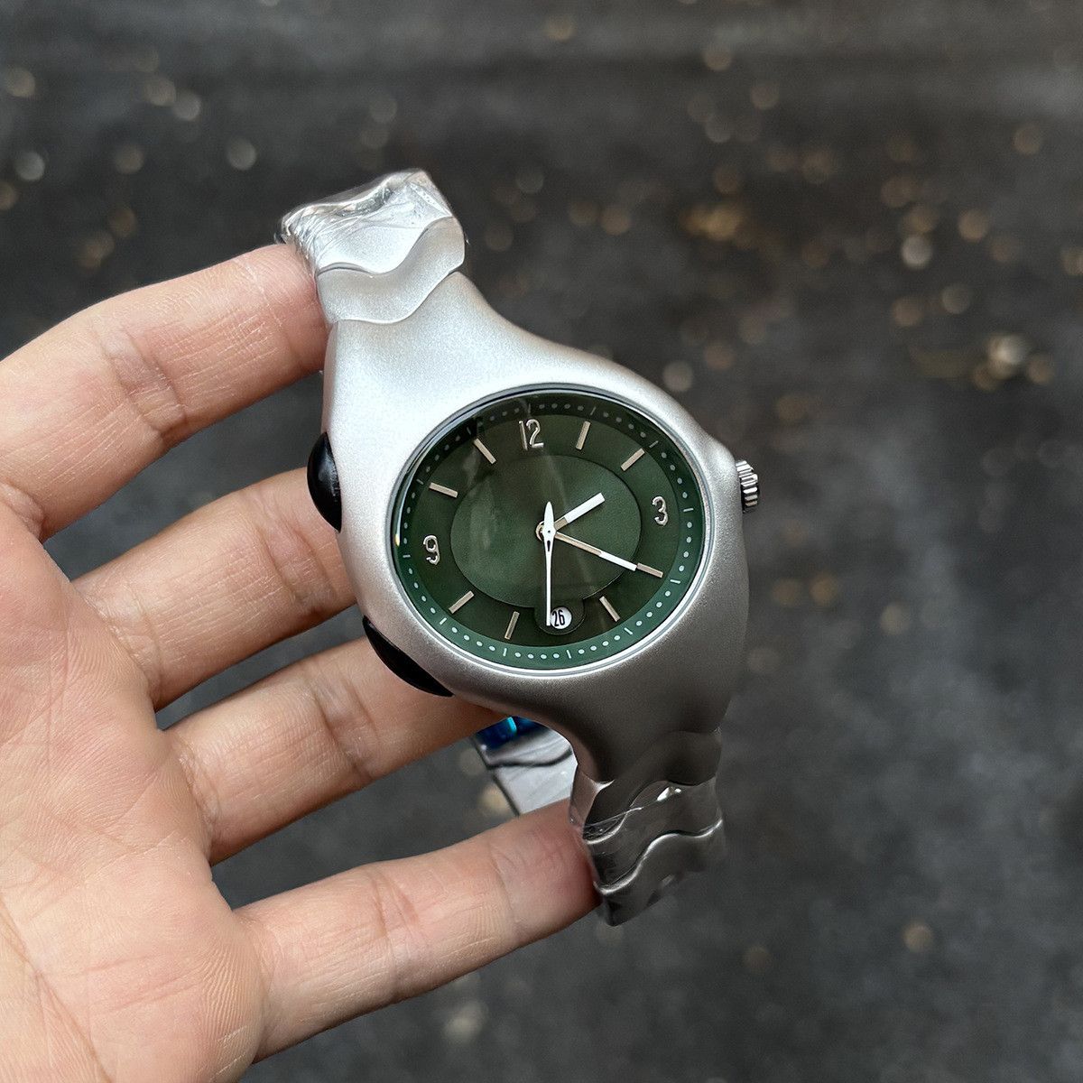 Vintage Y2k Geen Twisted Quartz Watch Size ONE SIZE - 1 Thumbnail
