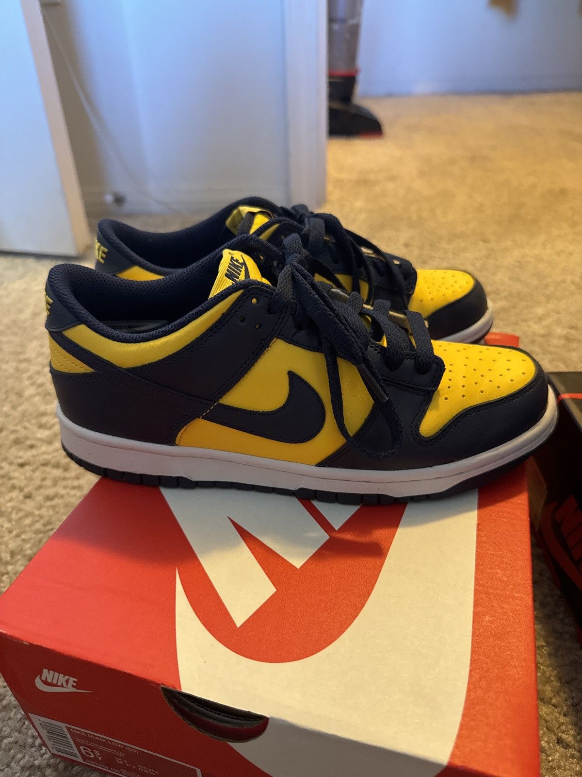 Nike Nike Dunk Low Michigan (GS) Size US 6.5 / EU 39-40 - 3 Thumbnail
