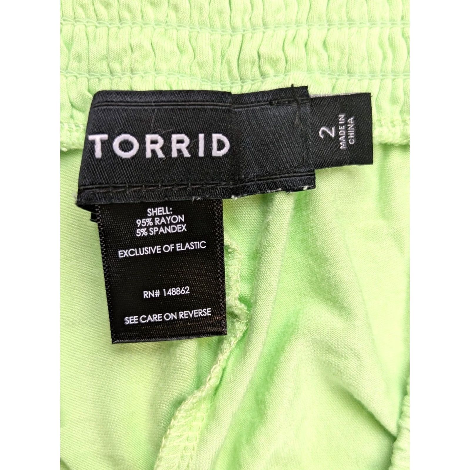 Torrid Torrid Shorts Green Size 2 Solid Pull On Gartered Lightweight Bermuda Preppy Womens Size 26" / US 2 / IT 38 - 2 Thumbnail