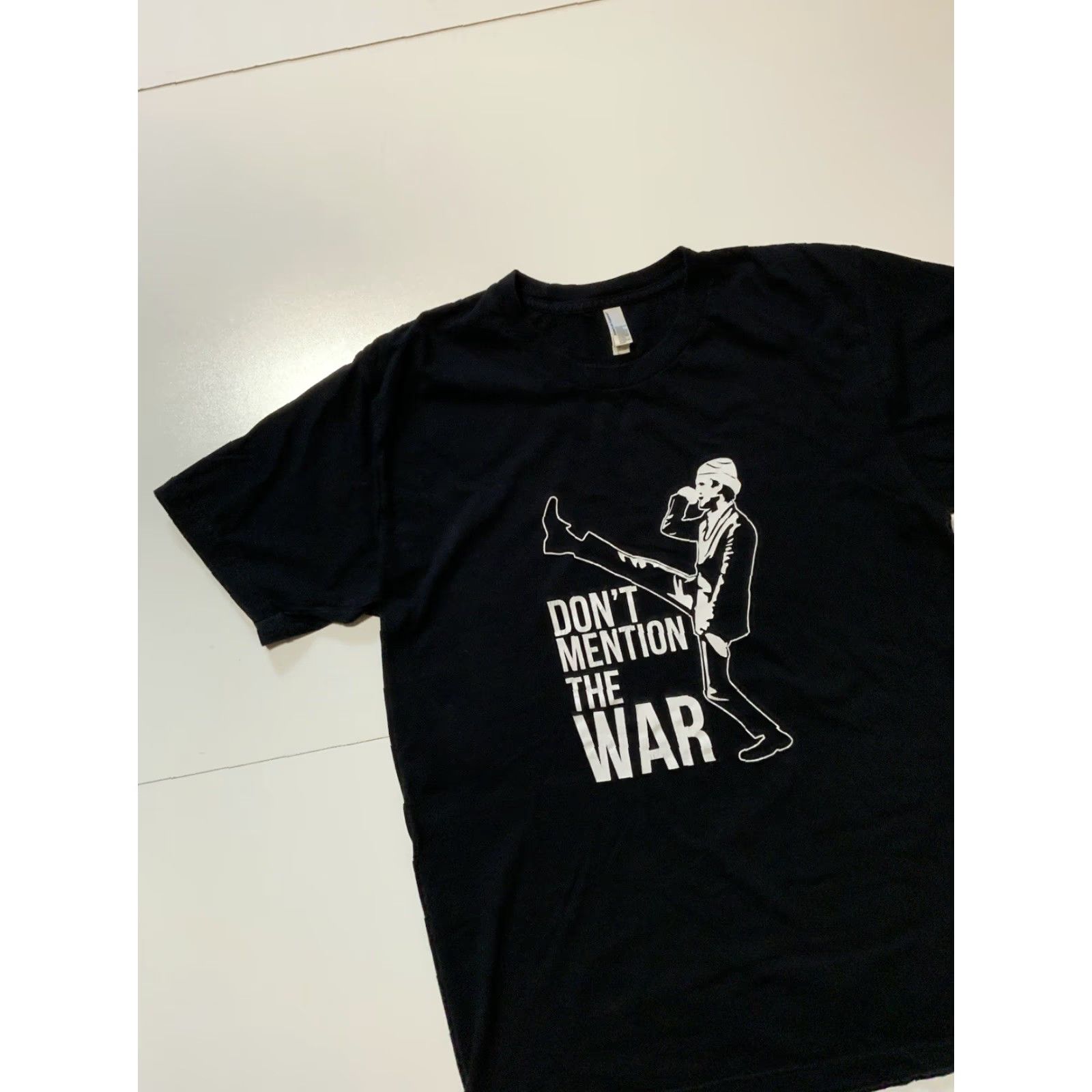 American Apparel Fawlty Towers Dont Mention The War The Germans TV Sitcom Episode Graphic T-Shirt Men L Black Size US L / EU 52-54 / 3 - 3 Thumbnail
