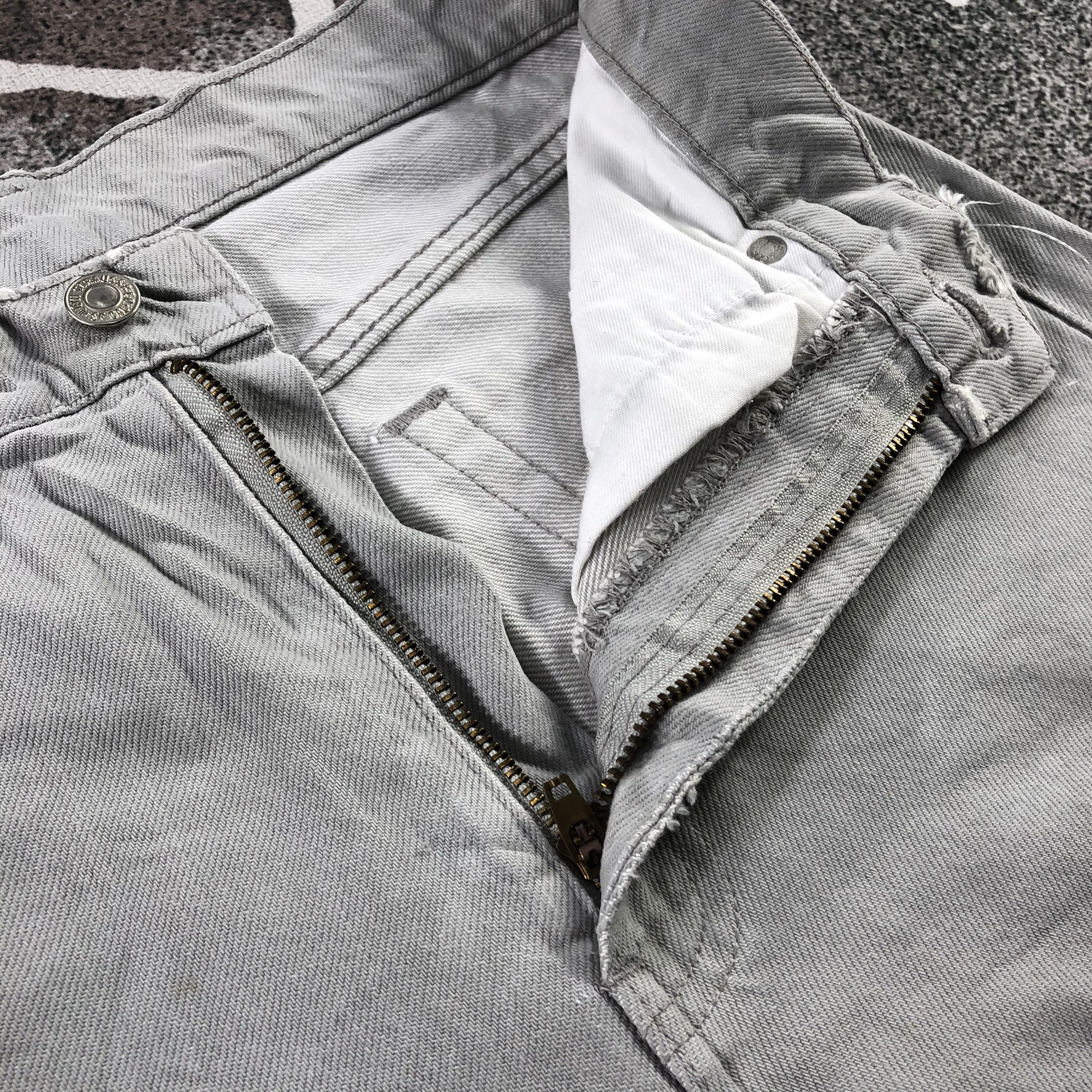 Levi's Vintage Levis 509 Jeans Faded Grey Denim KJ1271 Size US 28 / EU 44 - 9 Thumbnail