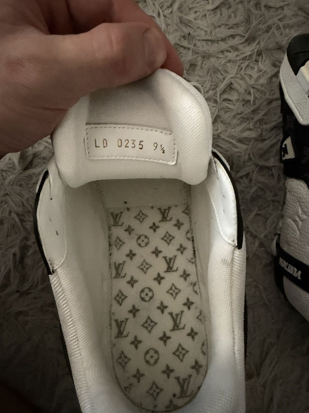Louis Vuitton Black and white trainer sneakers Size US 10.5 / EU 43-44 - 7 Thumbnail