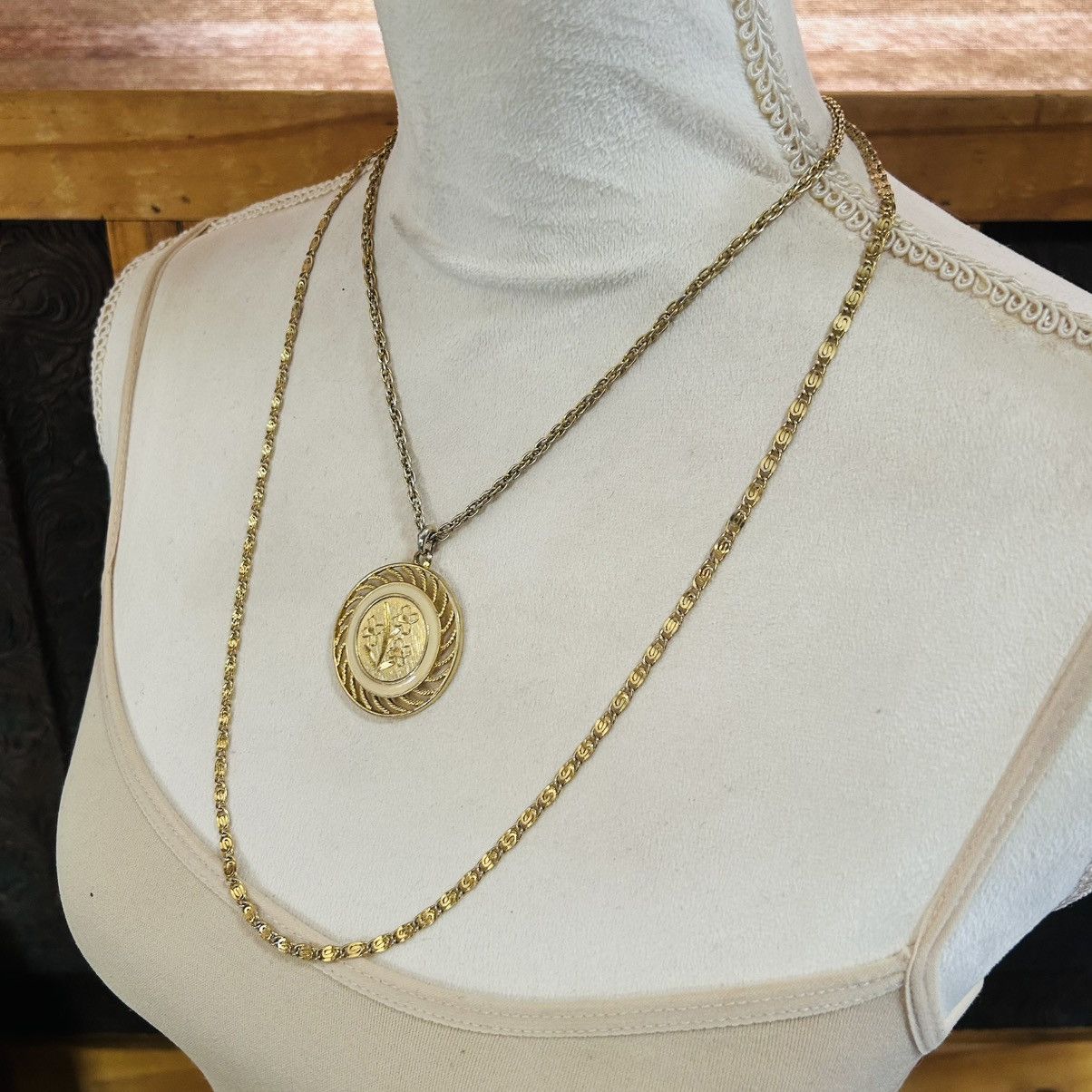 Vintage Vintage 70s-80s die cut floral medallion double necklace Size ONE SIZE - 3 Thumbnail