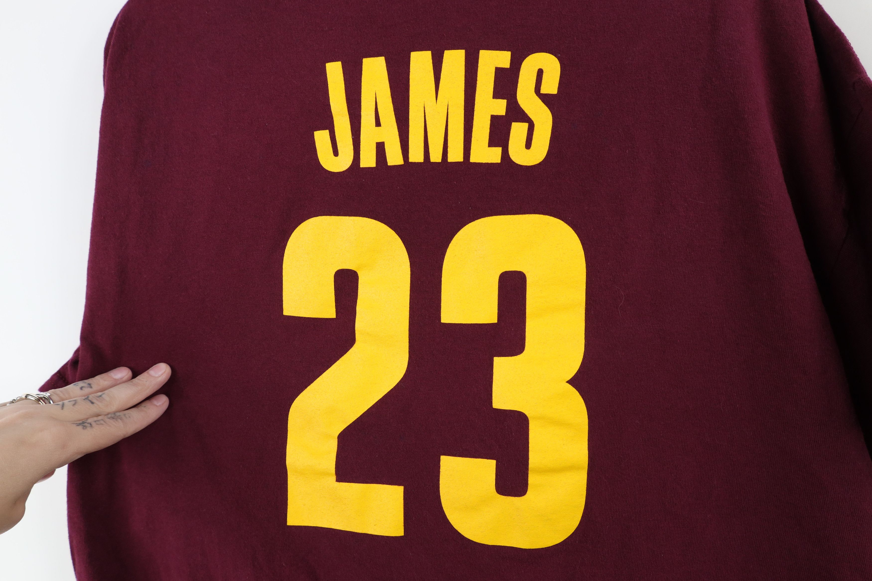 Vintage Vintage James Cleveland Cavaliers Basketball Jersey T-Shirt Size US XL / EU 56 / 4 - 10 Thumbnail