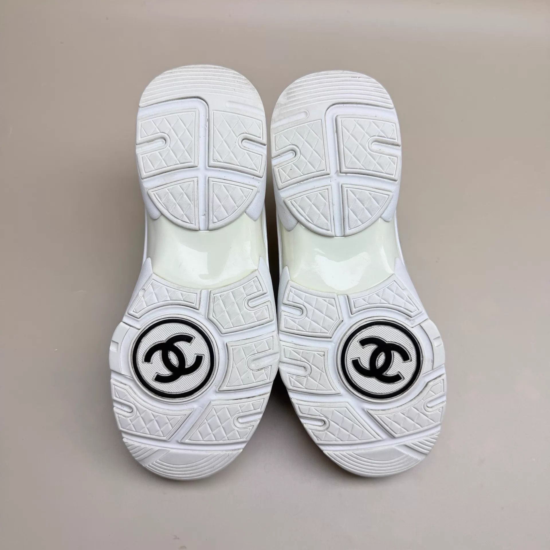 Chanel CHANEL CC White/Gray/Red Sneakers 35 women's 95 New Size US 4.5 / IT 34.5 - 6 Thumbnail
