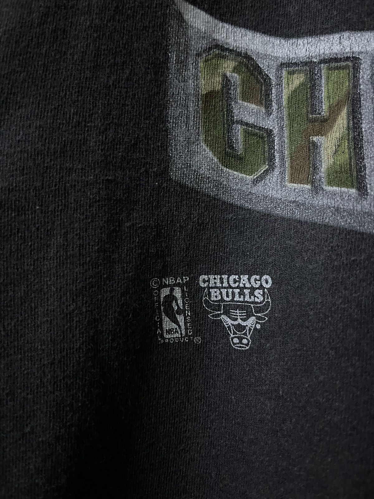 Vintage Vintage 1998 NBA Champs Chicago Bull Camouflage Tshirt Size US L / EU 52-54 / 3 - 6 Thumbnail