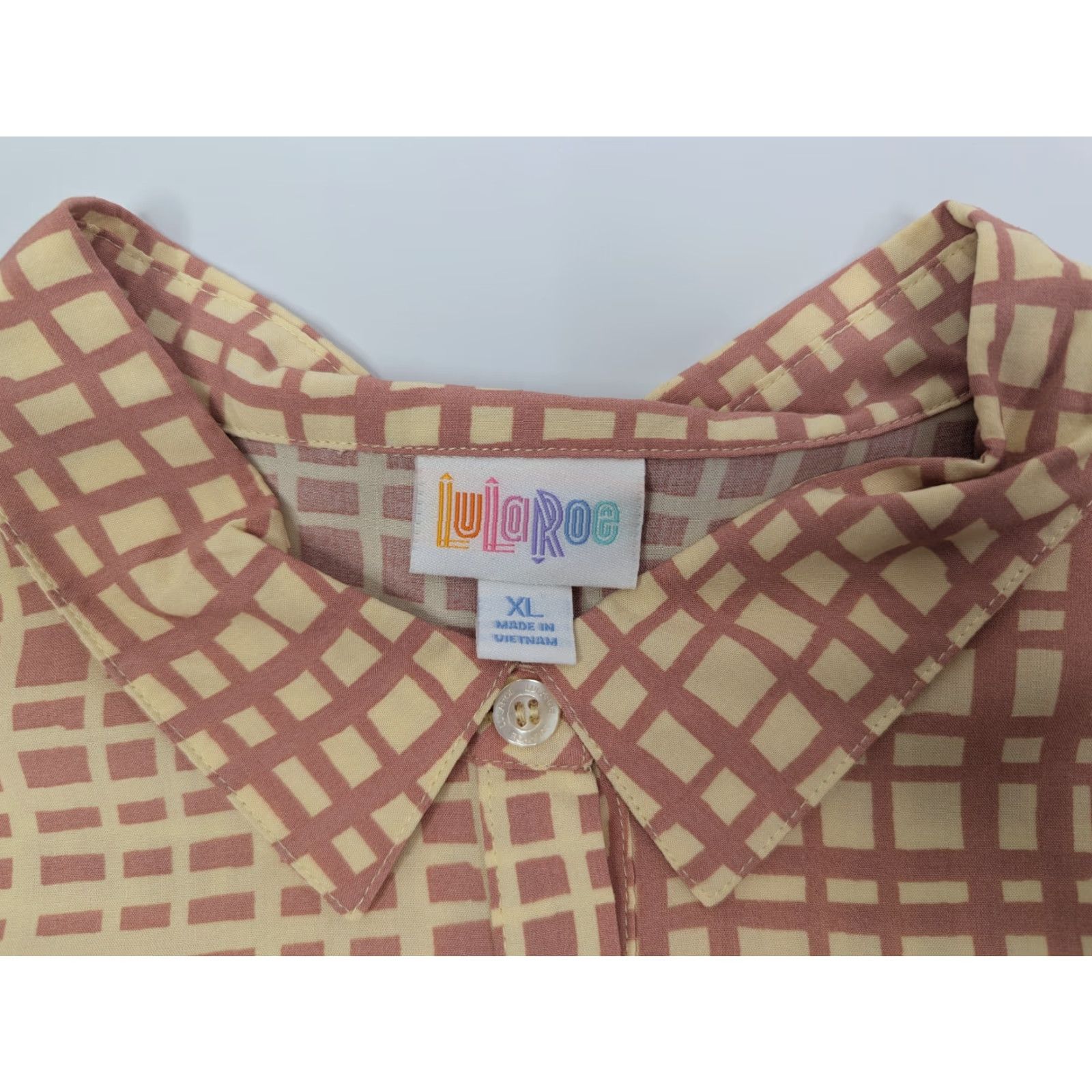 Vintage LuLaRoe Shirt Button-Up Amy Peach/Cream Woven Rayon Cap Sleeve Size XL Beige Floral NWT Womens Size XL / US 12-14 / IT 48-50 - 5 Thumbnail