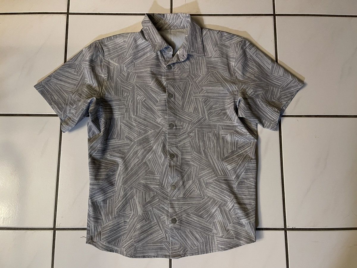 Lululemon Lululemon Airing Easy Shirt Small Gray Floral Pattern Vented Size US S / EU 44-46 / 1 - 1 Thumbnail