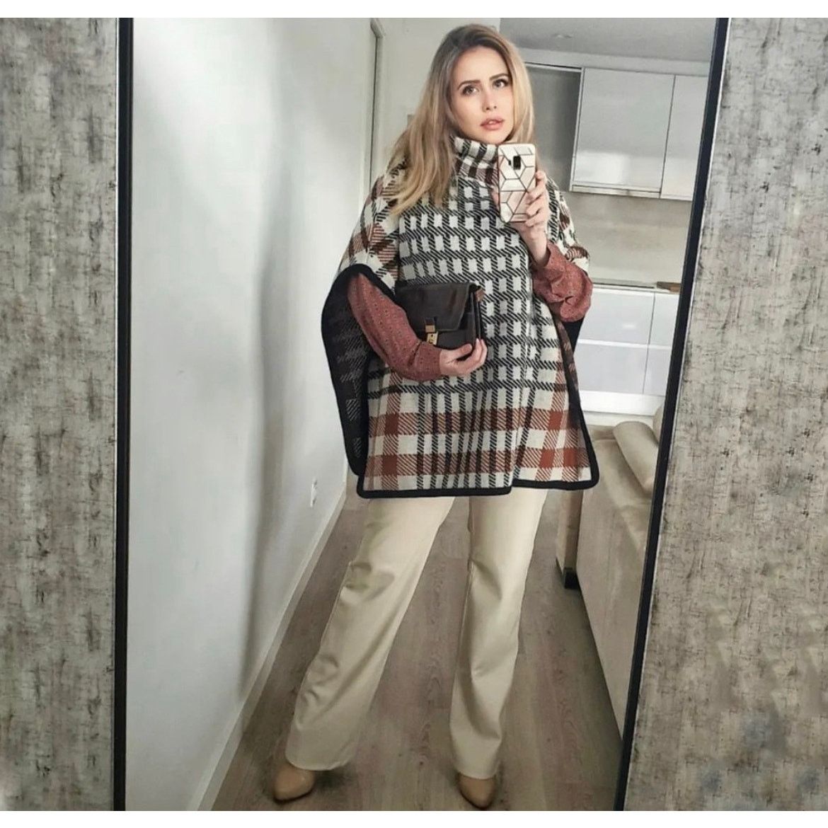 Zara ZARA BLOGGER FAVORITE STRAIGHT LEG FAUX LEATHER PANTS BEIGE Size 28" / US 6 / IT 42 - 4 Thumbnail