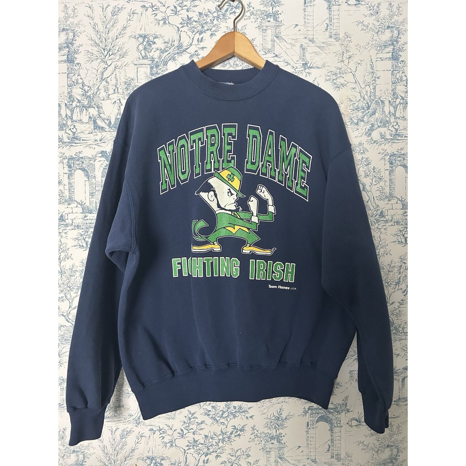 Vintage Vintage 90s Notre Dame Pullover Crewneck Sweatshirt USA Size US XL / EU 56 / 4 - 1 Thumbnail