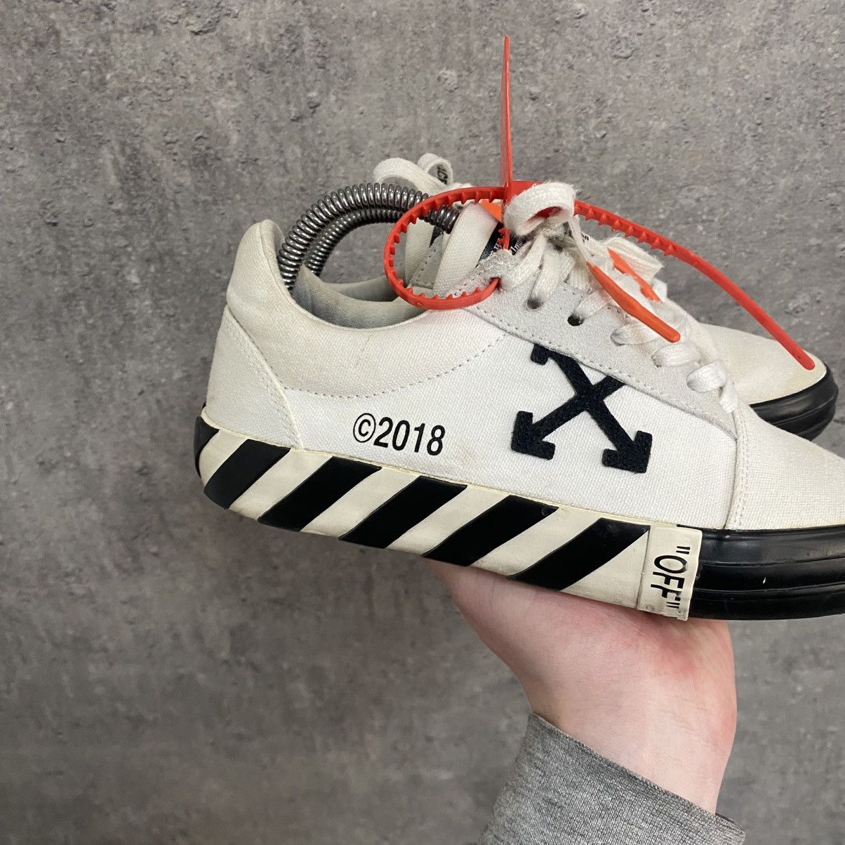 Off-White Off-White Vulcanized Low Sneakers Size US 8 / IT 38 - 4 Thumbnail