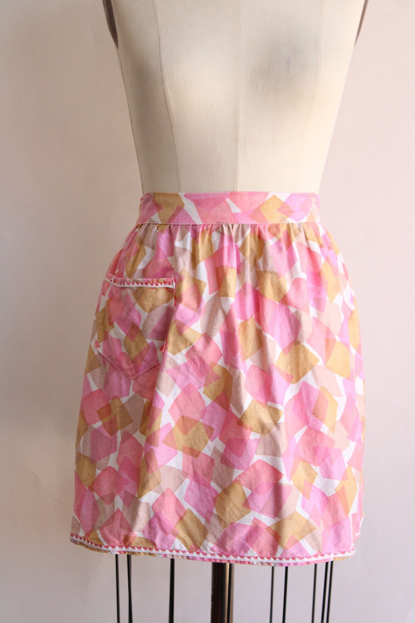 Vintage Vintage 1960s Apron With Pocket, Pink and Yellow Geometric P Size ONE SIZE - 3 Thumbnail