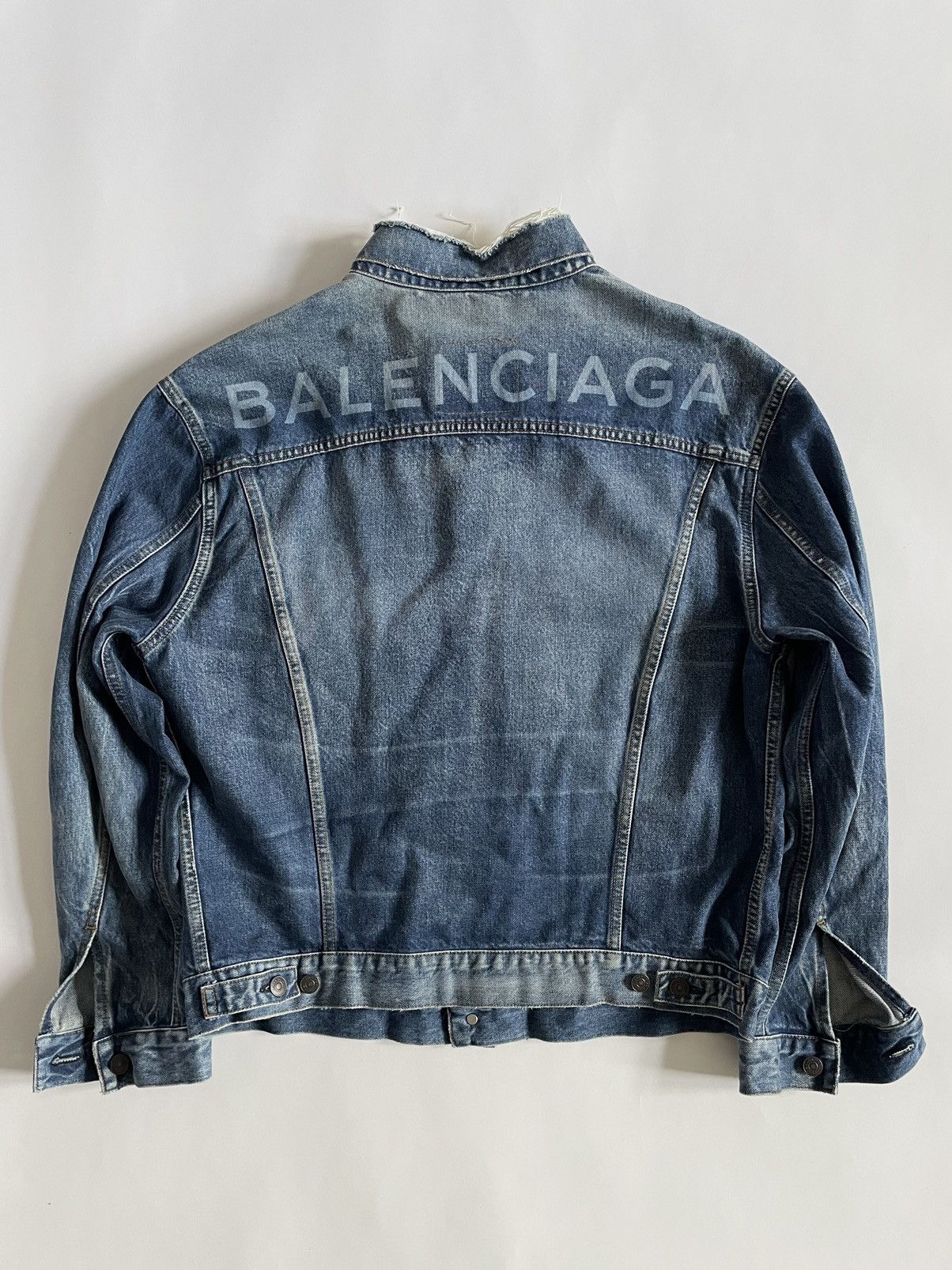 Balenciaga Balenciaga FW17 Oversized Back Logo Denim Jacket Size US M / EU 48-50 / 2 - 4 Thumbnail