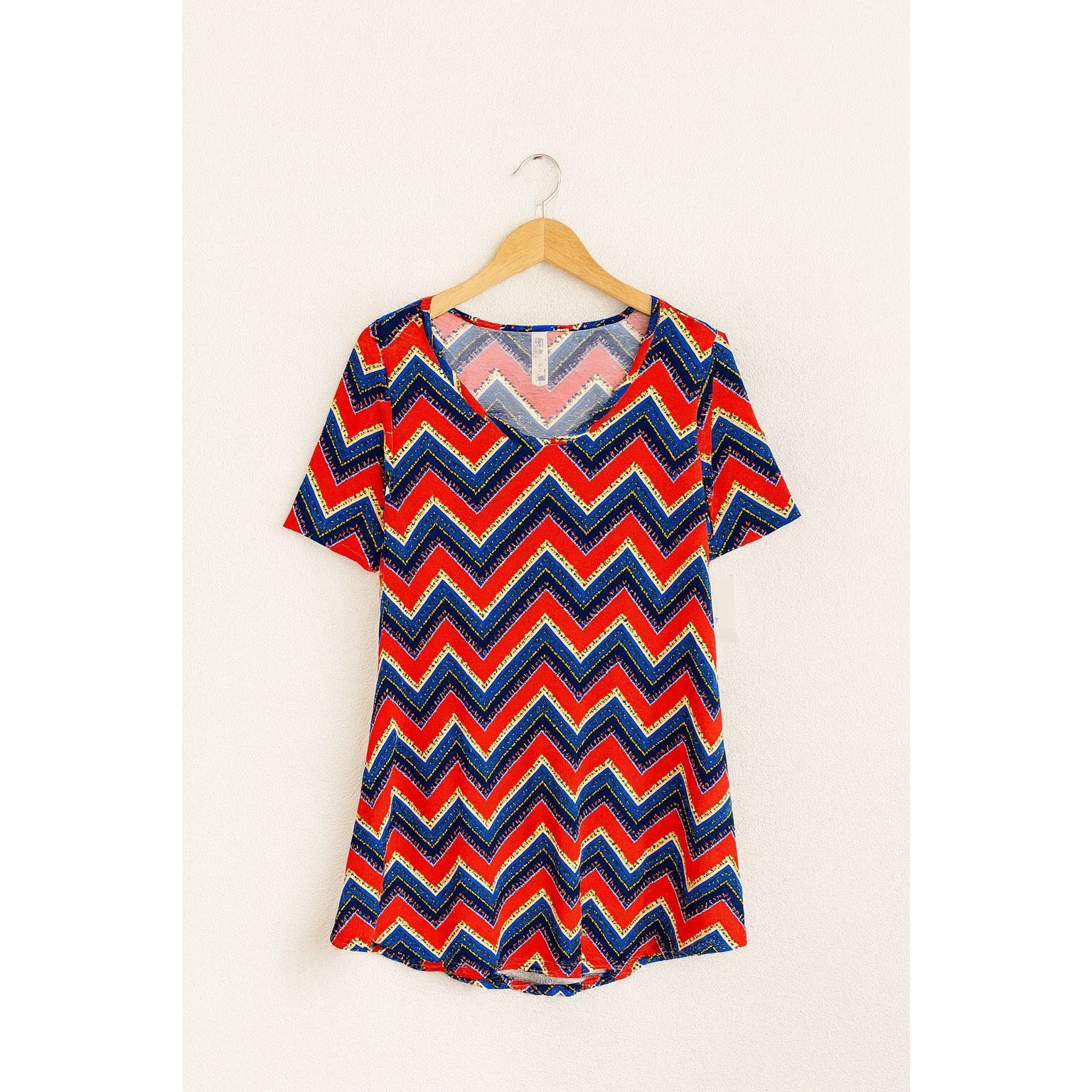 Other LuLaRoe Perfect T Women’s Chevron Print Top | XXS | Red Whit Size XXS / US 00 / IT 34 - 2 Thumbnail