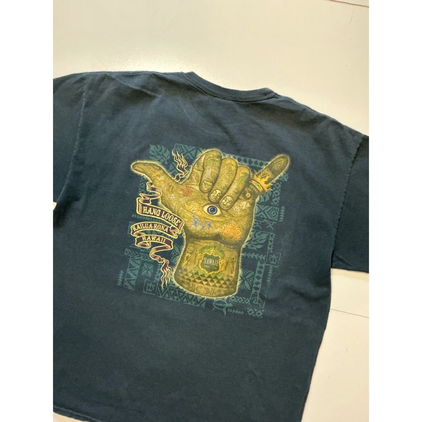 Gildan VINTAGE Hang Loose Kailua Kona Hawaii Tribal Hand Shaka Sign Eye Graphic Surf T-Shirt XL Size US XL / EU 56 / 4 - 5 Thumbnail