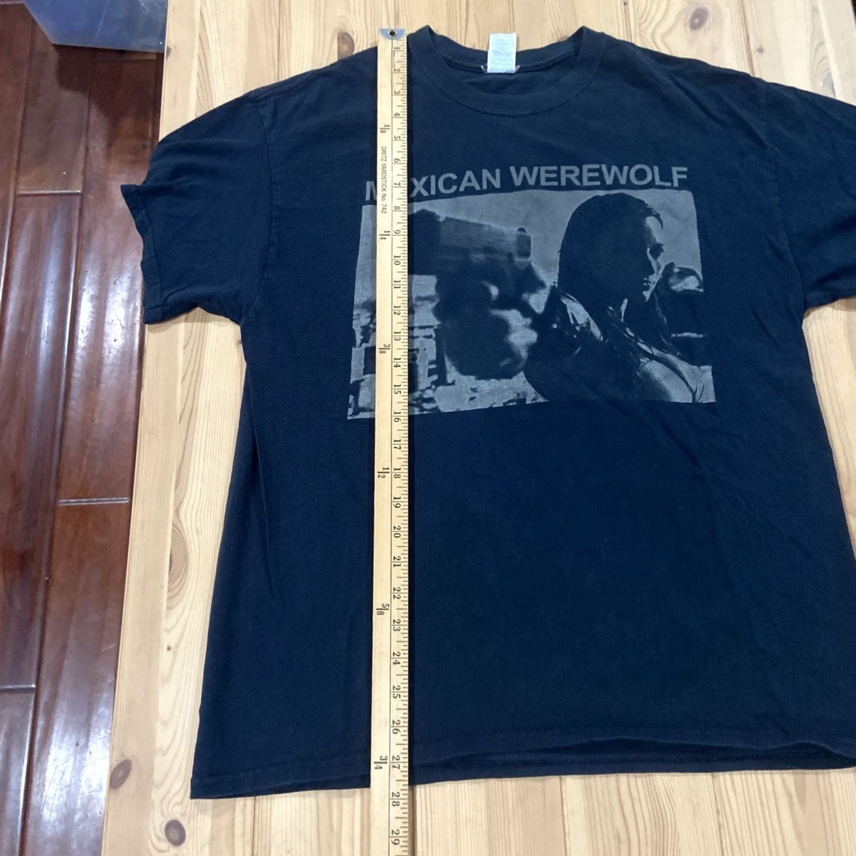 Gildan Gildan T-Shirt Mexican Werewolf Girl Pistol Graphic Black Short Sleeve L Mens Tee Size US L / EU 52-54 / 3 - 5 Thumbnail