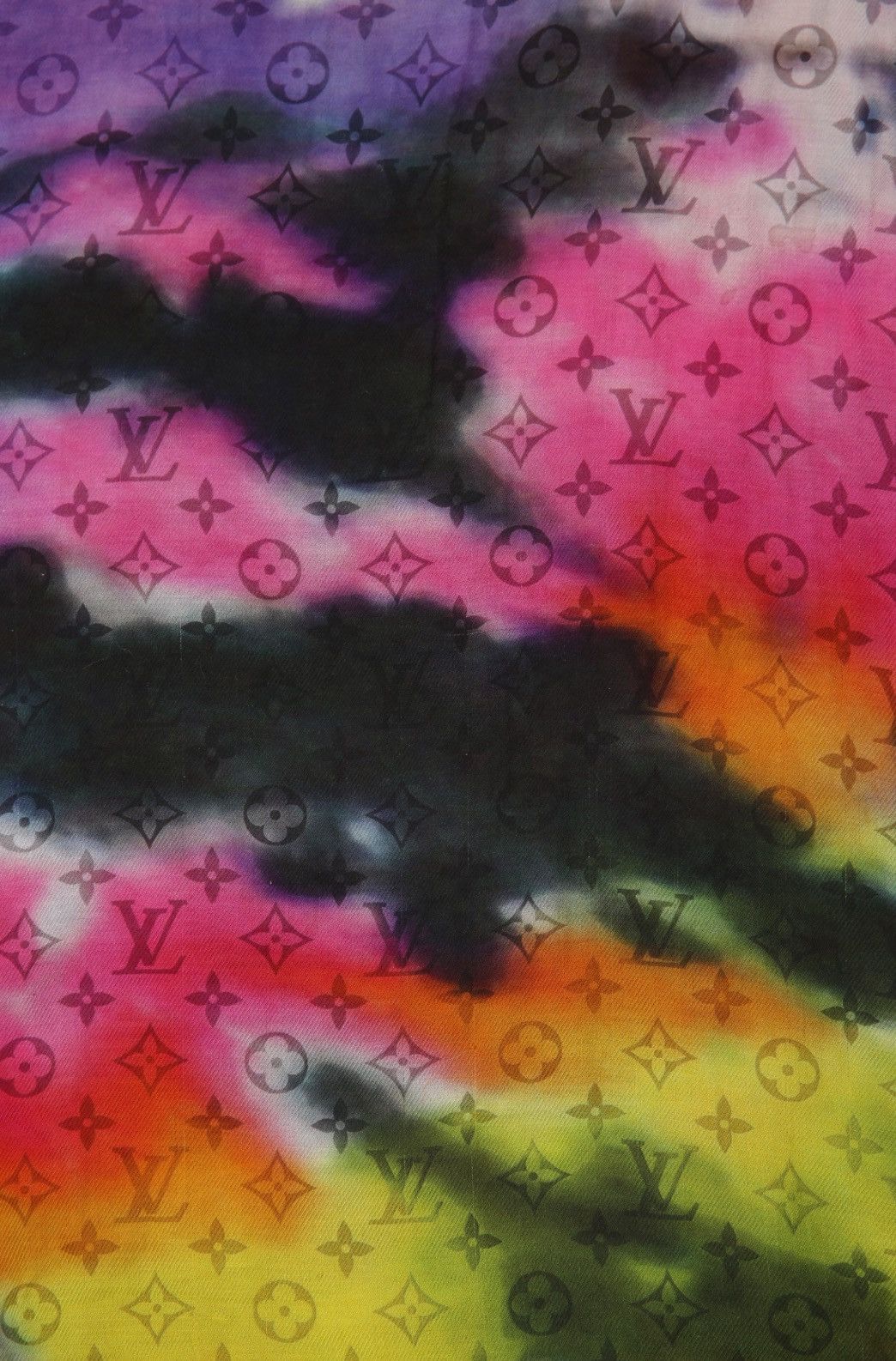 Louis Vuitton Louis Vuitton Tie-Dye Camo Monogram Scarf Size ONE SIZE - 2 Thumbnail
