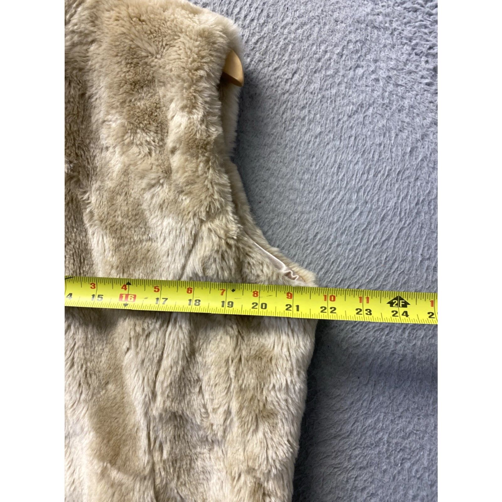 Coldwater Creek VINTAGE not applicable; title should be: Coldwater Creek Vest Women's Faux Fur Full Zip L Short Sleeveless Animal Print Light Gold 0016 Size L / US 10 / IT 46 - 4 Thumbnail