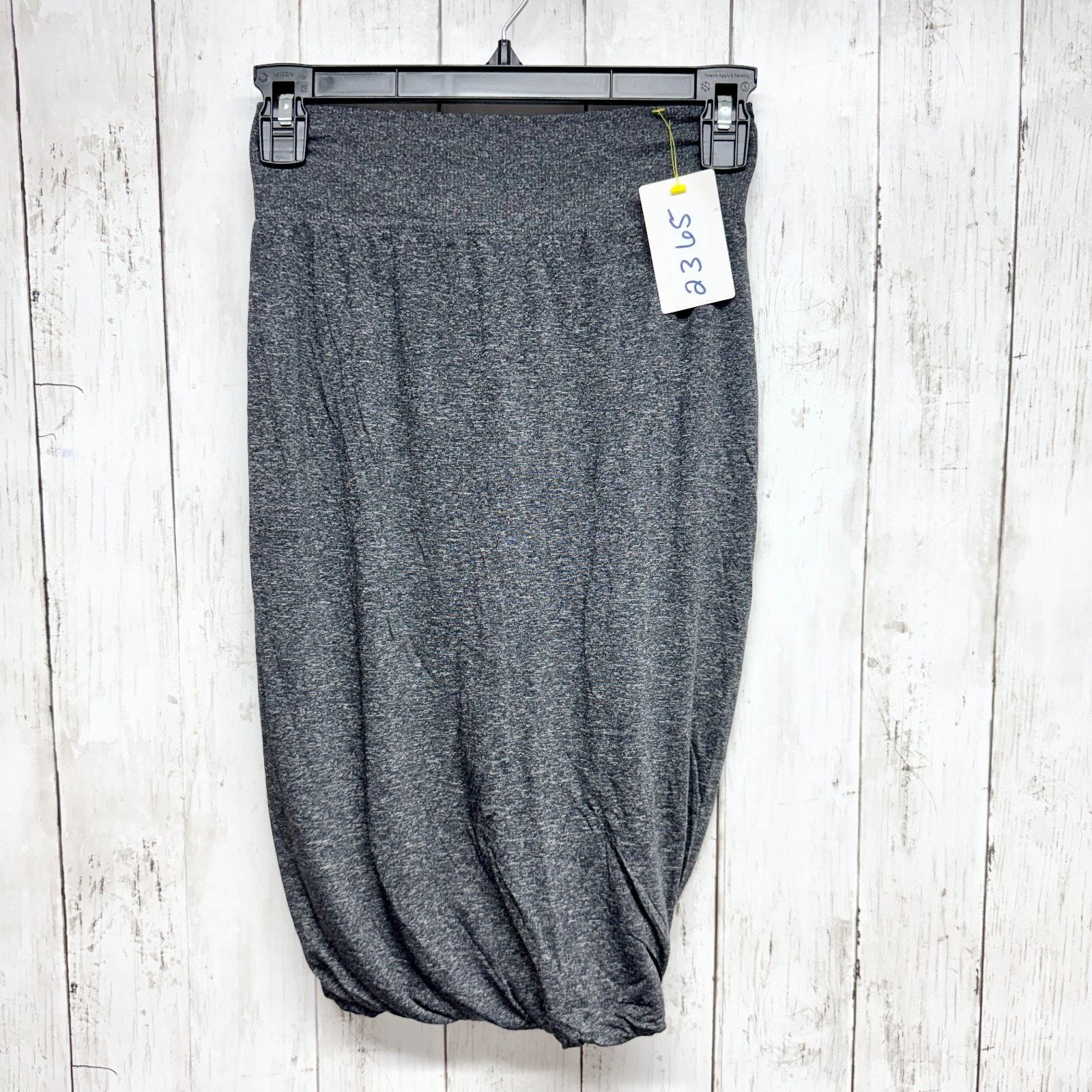 Lululemon Lululemon Skirt Size 6 Heather Gray Boulevard Bliss Midi Size 28" / US 6 / IT 42 - 1 Thumbnail