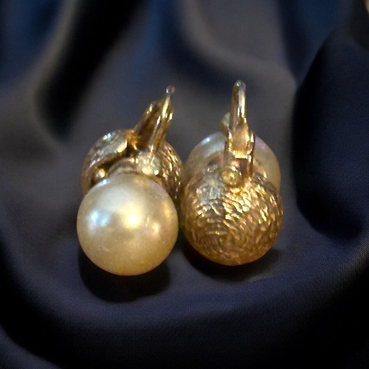 Vintage Vintage reversible pearl/gold textured ball clip on earring Size ONE SIZE - 1 Thumbnail