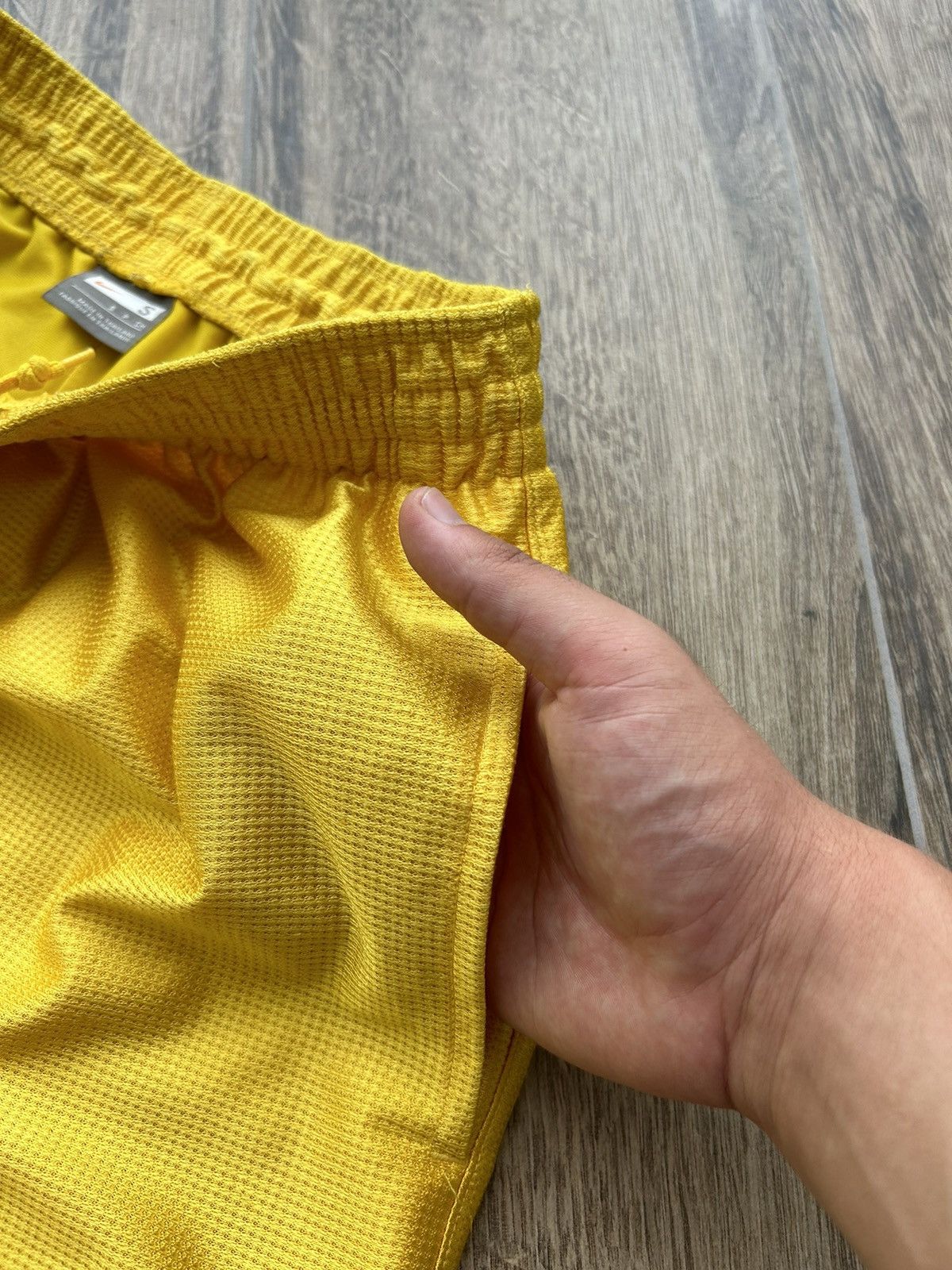 Nike × Vintage Vintage Nike Yellow/black y2k basketball shorts 🐝 Size US 31 - 4 Thumbnail