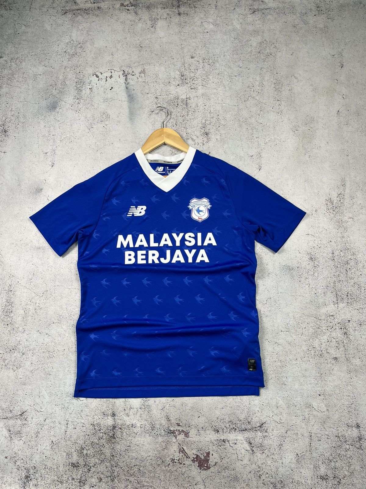 New Balance New Balance Fc Cardiff City Home 2022/2023 Soccer Jersey S Size US S / EU 44-46 / 1 - 1 Thumbnail