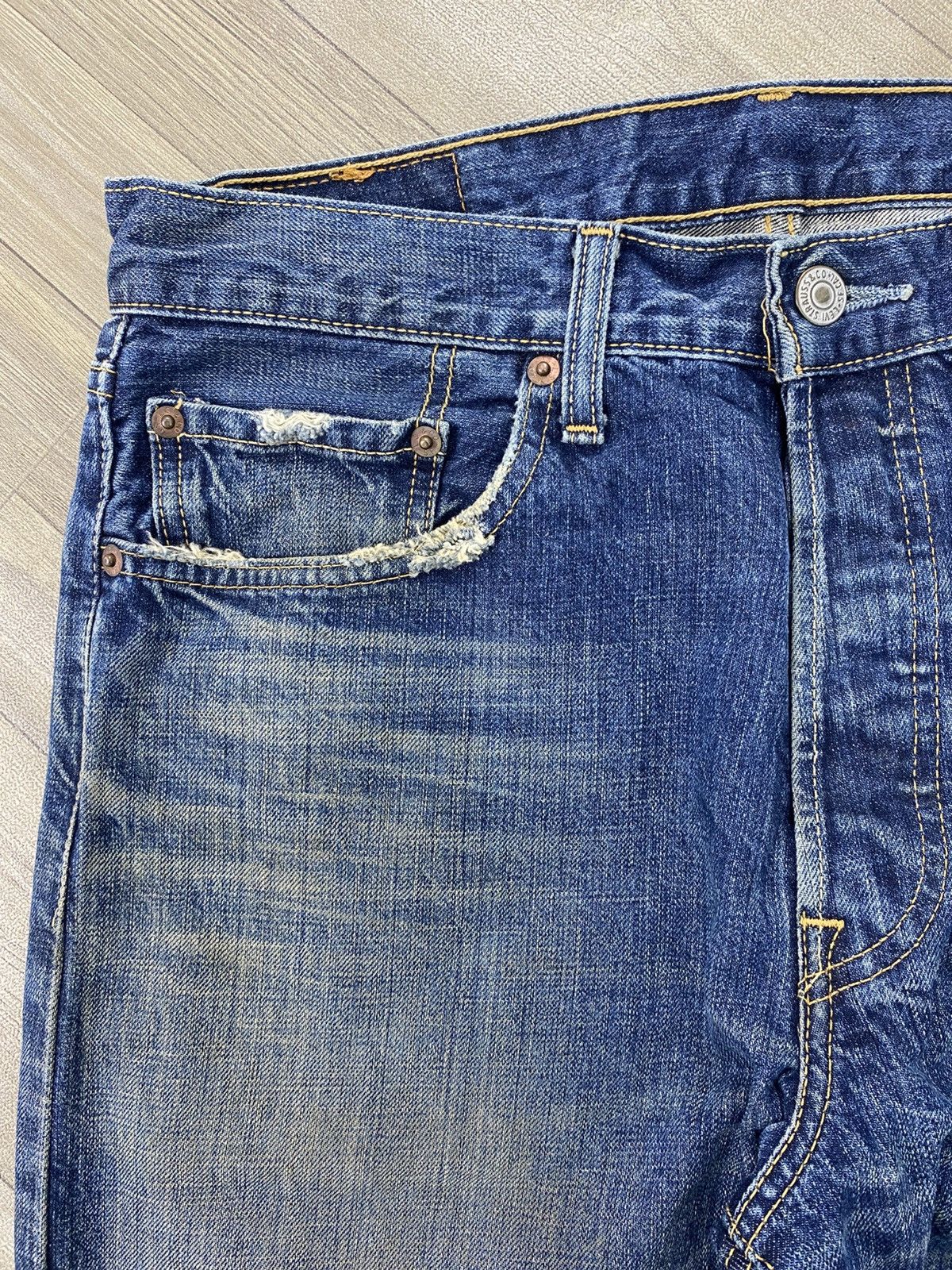 Levi's Vintage Clothing 00s Vintage Levis 501 Distressed Straight 32x33 Faded Jeans Size US 30 / EU 46 - 9 Thumbnail