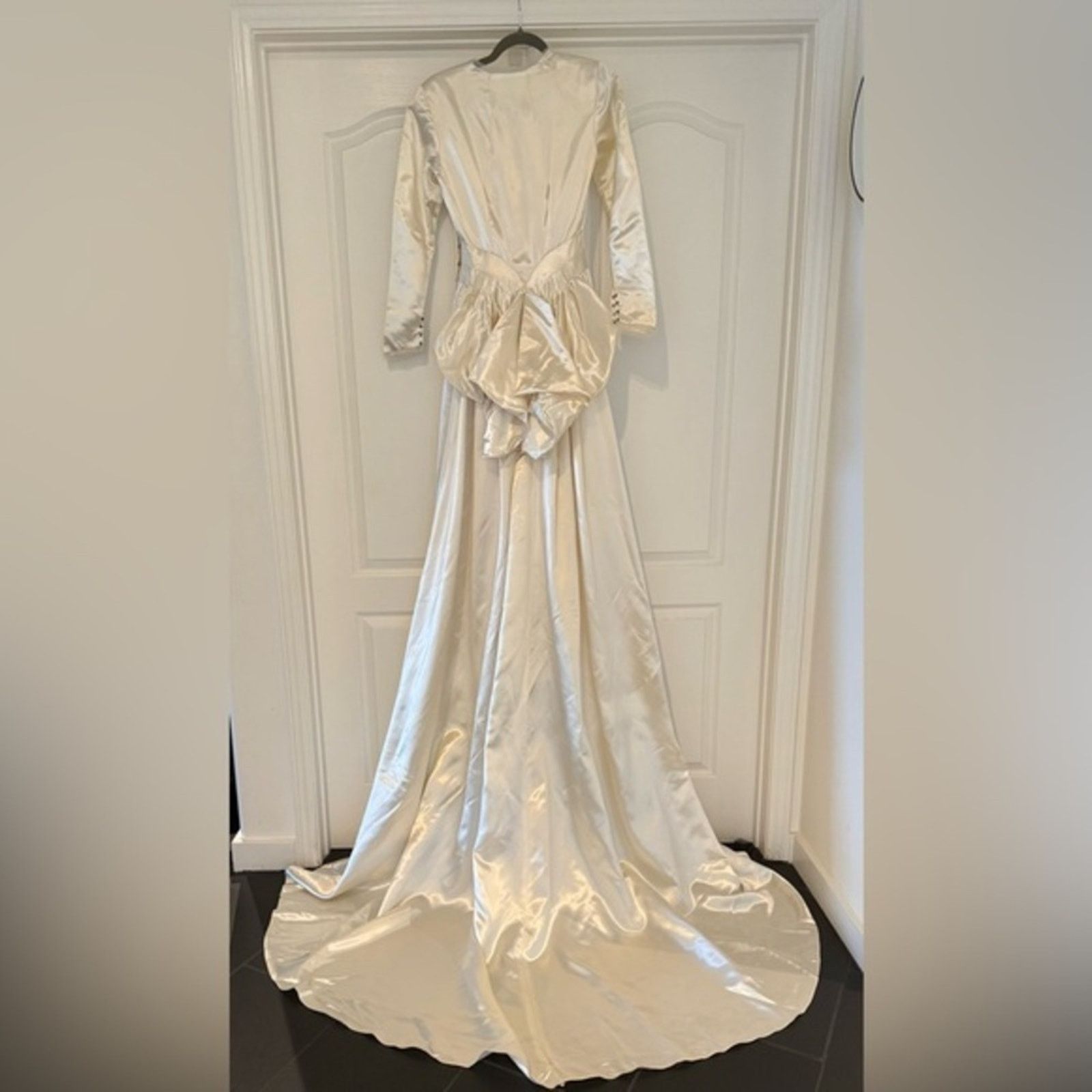 Handmade VNTG 1940’s Bustle Back Satin wedding dress small Size S / US 4 / IT 40 - 1 Thumbnail