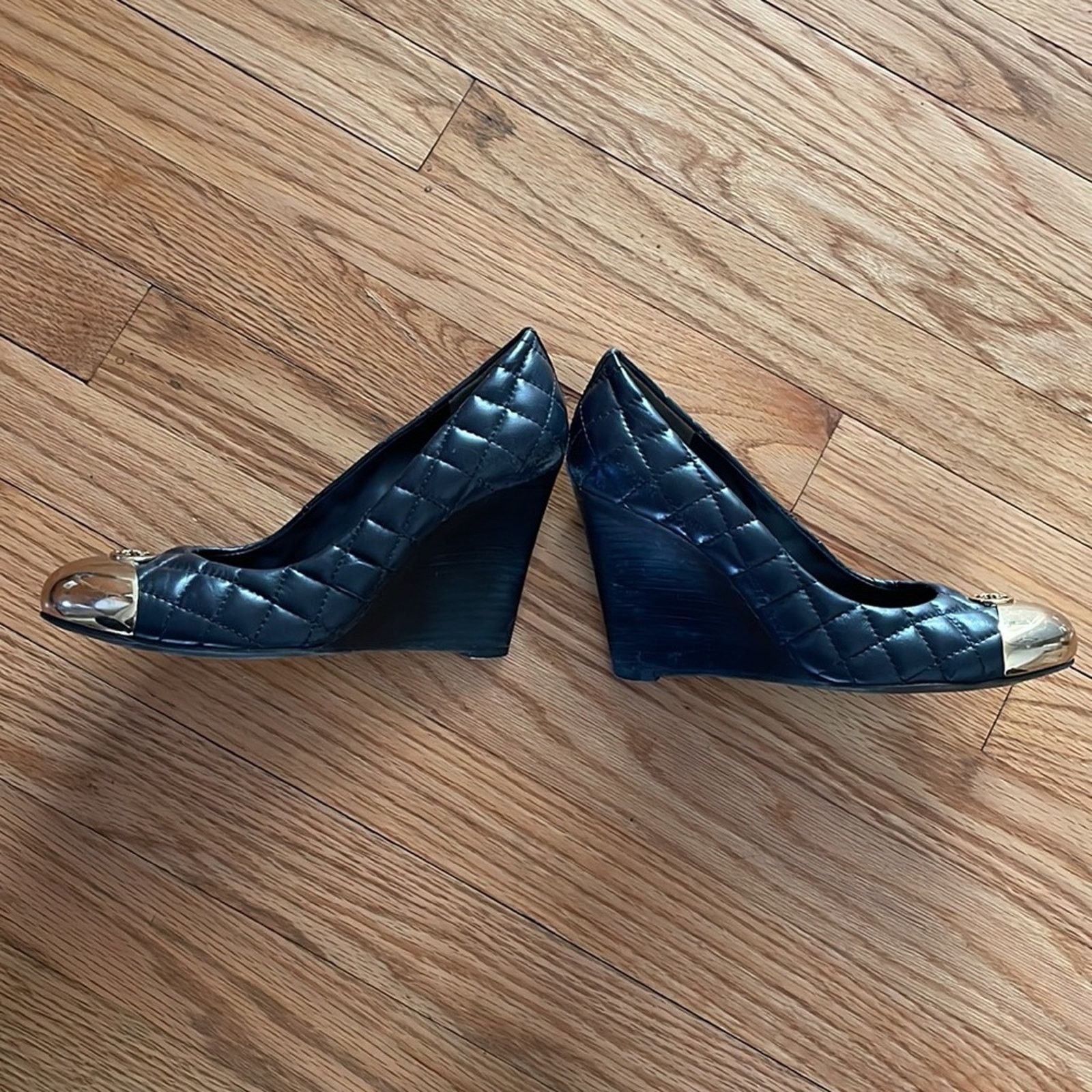 Tory Burch Tory Burch Kaitlin black quilted gold leather wedge 7 Size US 7 / IT 37 - 10 Thumbnail