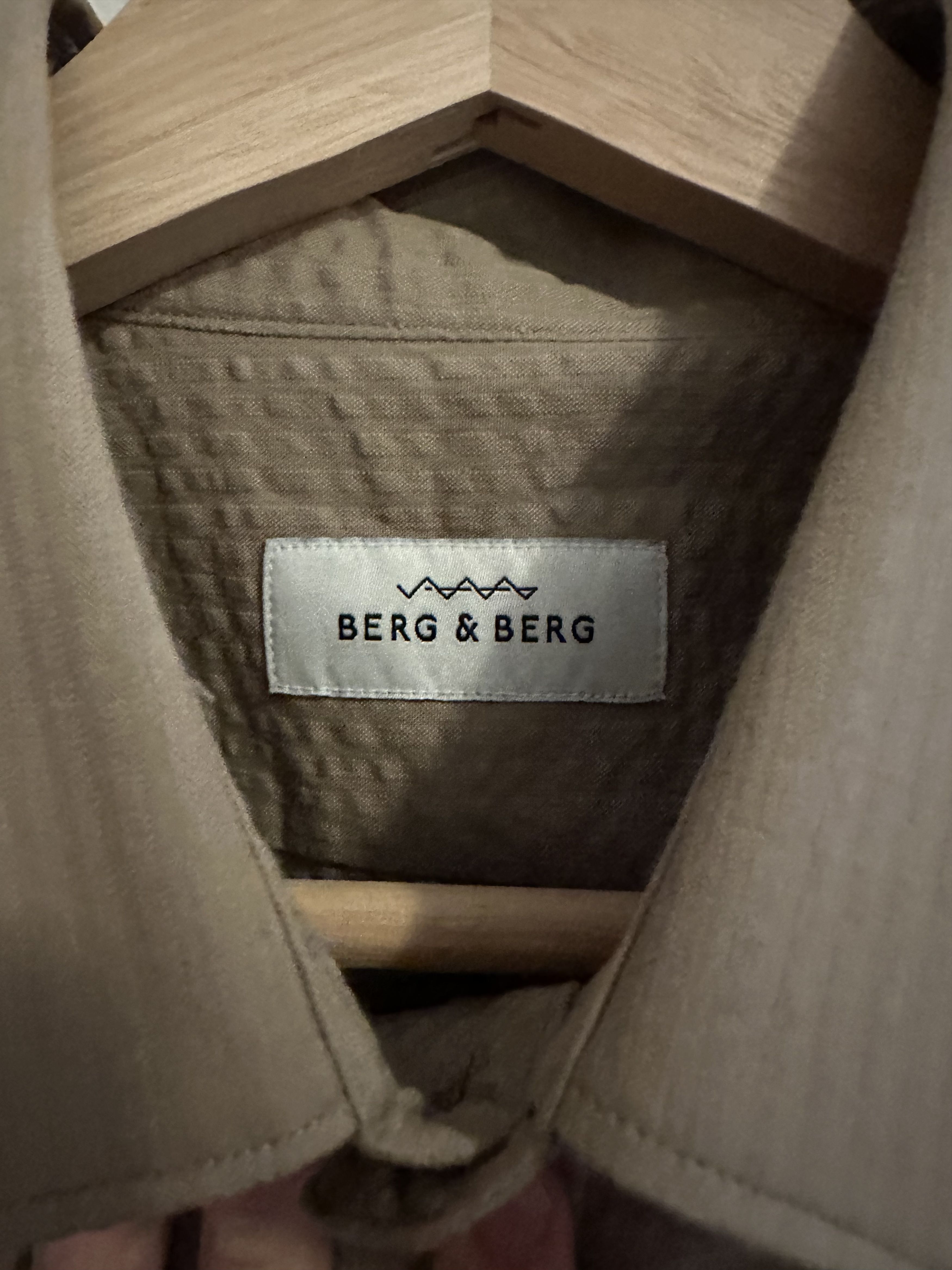 Berg & Berg Berg & Berg Ferdinand Button Down in Beige Seersucker Size US M / EU 48-50 / 2 - 4 Thumbnail