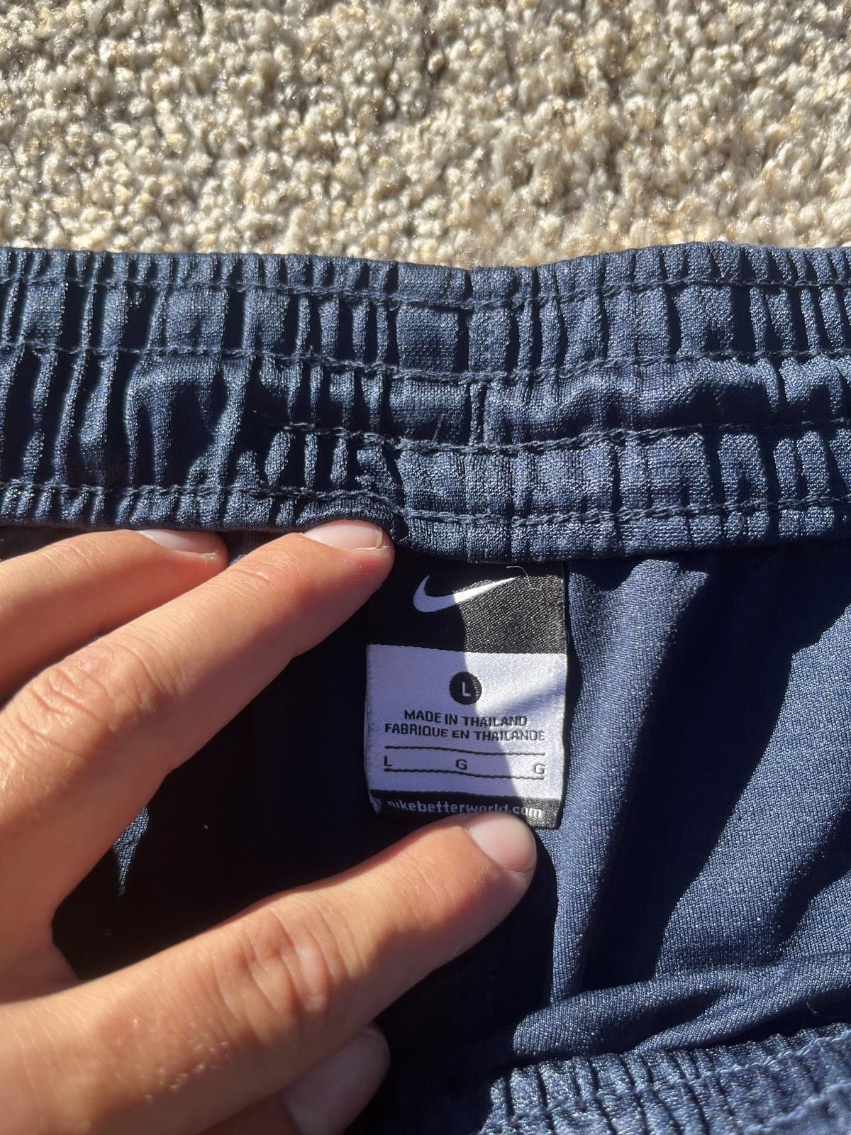Nike 90s Nike Men's Athletic Shorts - Lightweight and Comfortable Size US 34 / EU 50 - 3 Thumbnail