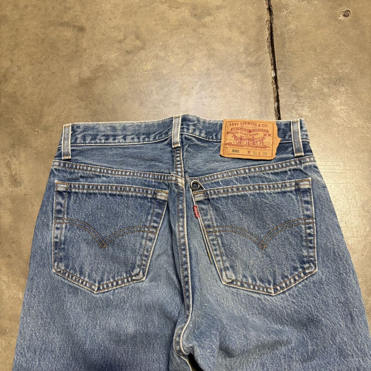 Levi's Vintage Levis 501 Jeans Button Fly Fade Washed Denim 90s USA Size US 31 - 14 Thumbnail