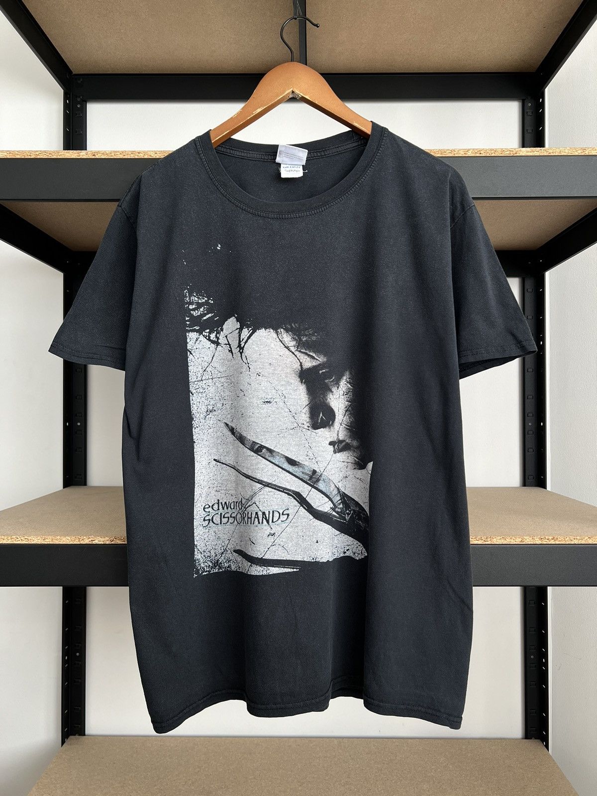 Vintage Vintage 2016 Edward Scissorhands Johnny Depp Movie T-shirt Size US L / EU 52-54 / 3 - 3 Thumbnail