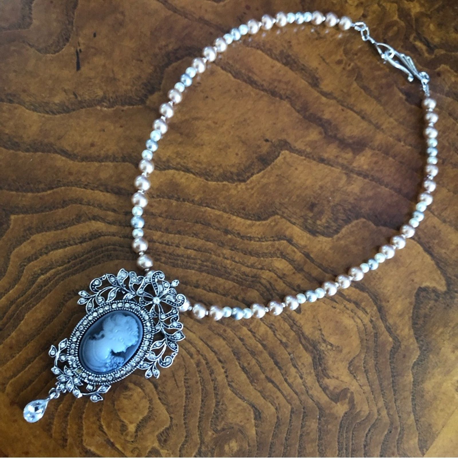 Handmade Handcrafted repurpose Victorian lady cameo Pearl necklace Size ONE SIZE - 8 Thumbnail