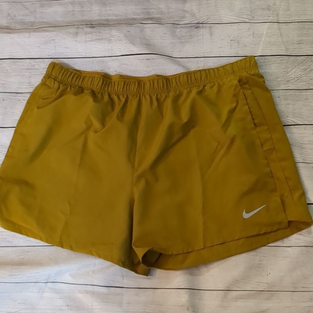 Nike Nike challenger gold running shorts size XXL Size US 38 / EU 54 - 1 Thumbnail