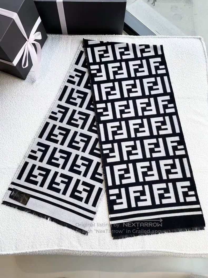 Fendi Fendi Black and White Double-Sided Logo Fringe Cashmere Sc Size ONE SIZE - 1 Thumbnail