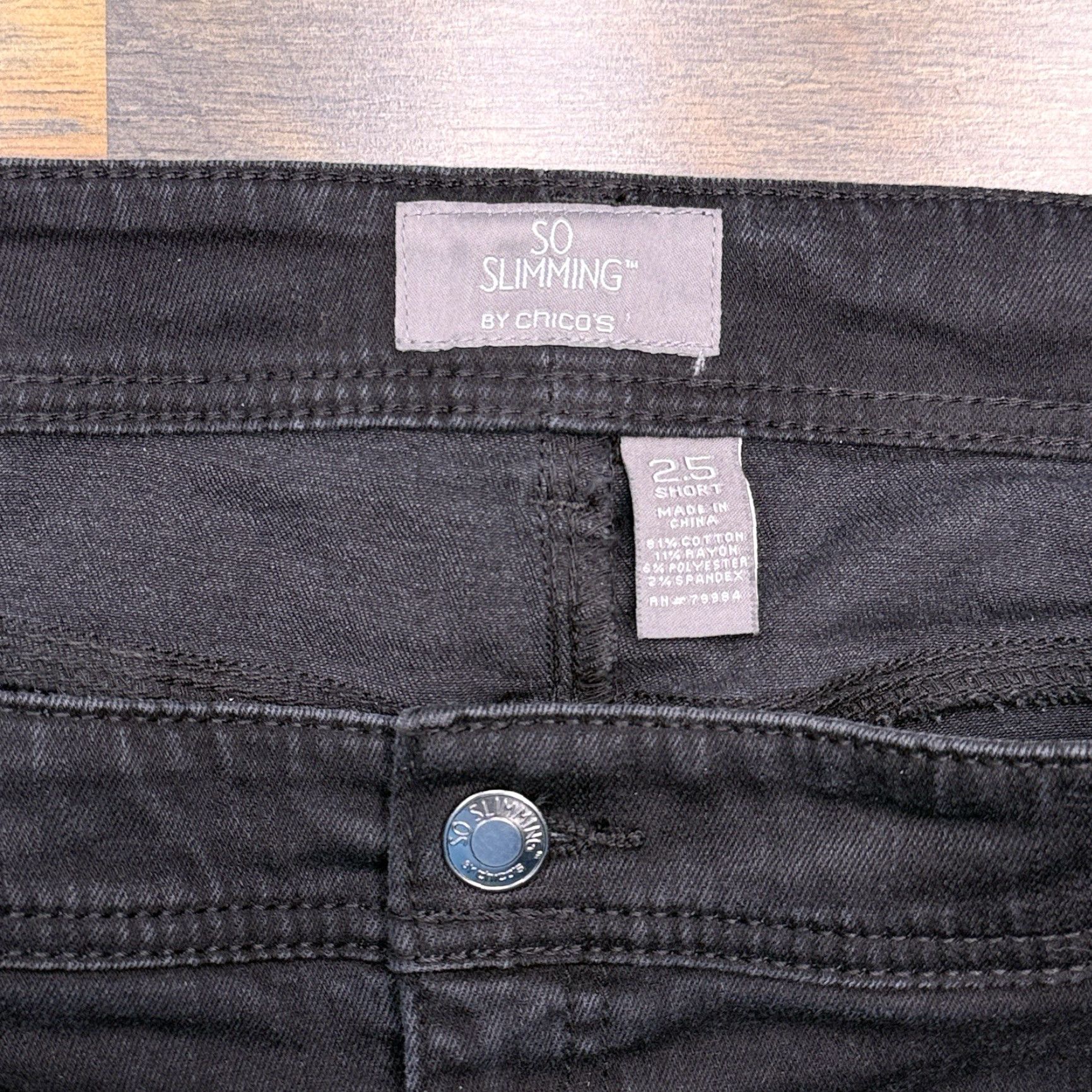 Vintage Chicos Slimming Bootcut Jeans Womens 2.5 Short Black Denim Jeans Slimming Rise Mid 8.5-10.5 5-Pocket City Logo Button Zip Womens Size 26" / US 2 / IT 38 - 4 Thumbnail