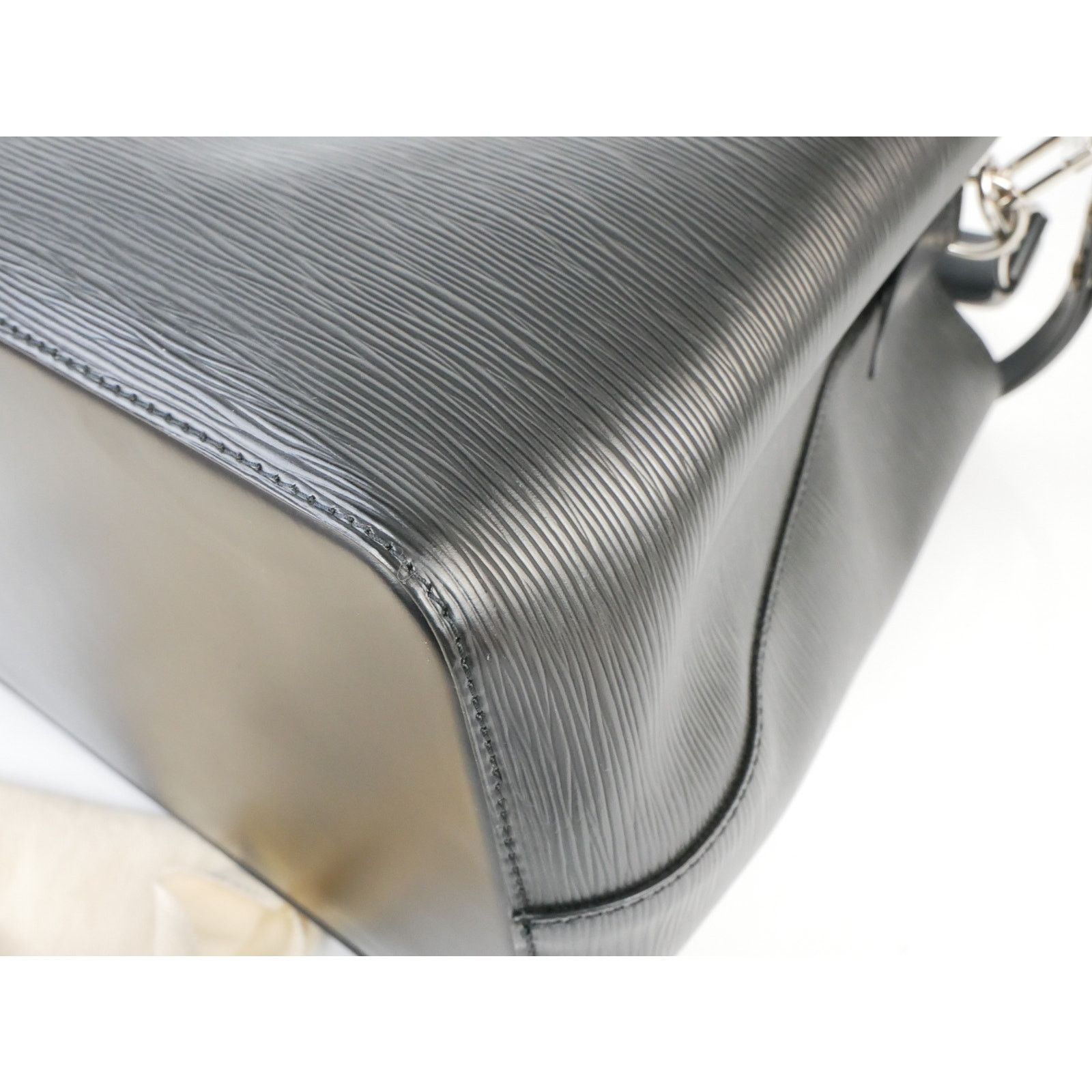 Louis Vuitton Louis Vuitton Black Epi NeoNoe MM Size ONE SIZE - 21 Thumbnail