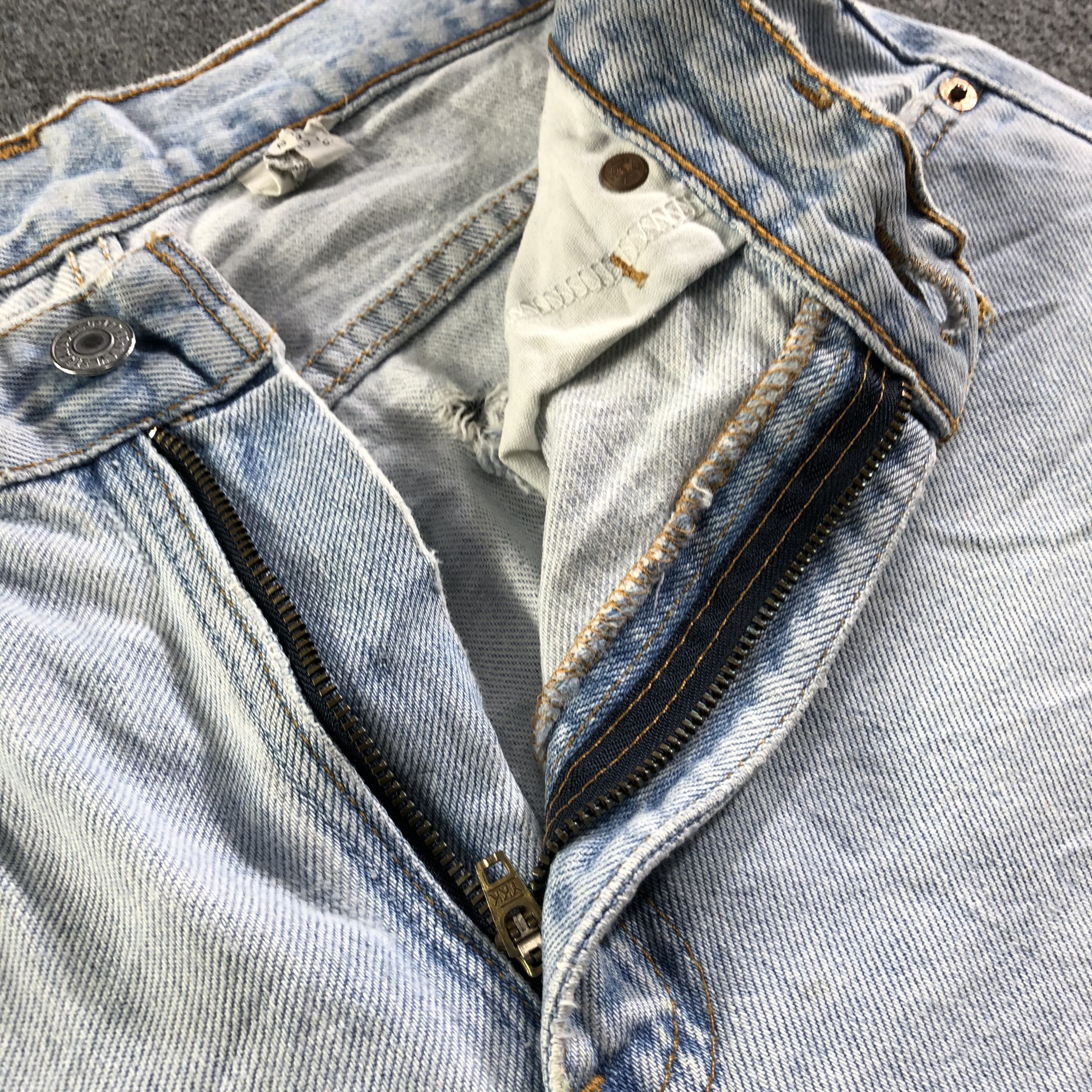 Levi's Vintage 90s Light Wash Levis 505 Jeans-J4485 Size US 28 / EU 44 - 10 Thumbnail
