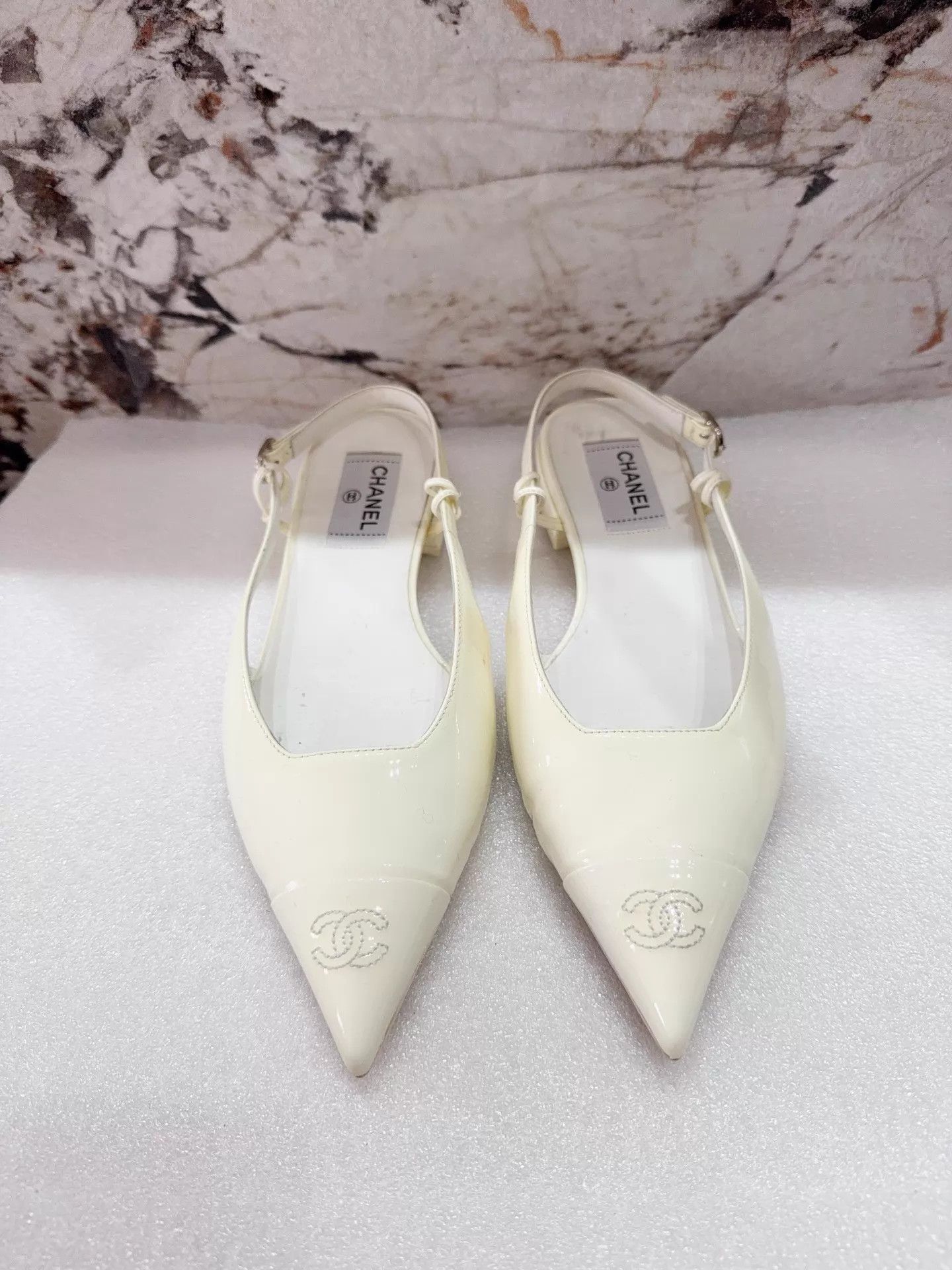 Chanel Chanel Snow White Pumps 39 Like New Size US 8.5 / IT 38.5 - 1 Thumbnail