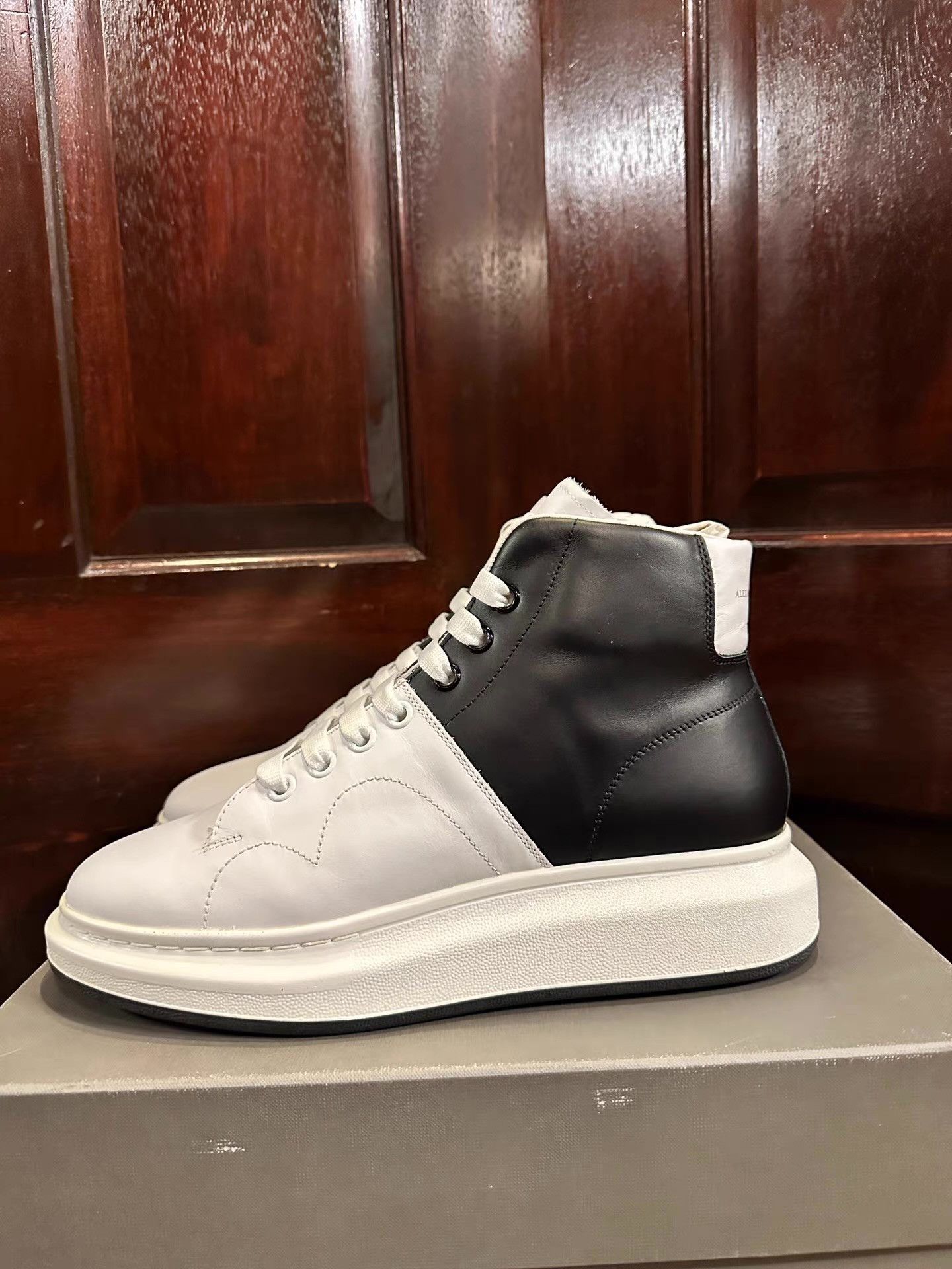 Alexander McQueen Alexander McQueen White Sneakers with Black Heel Tab Ｑ25 Size US 7 / EU 40 - 2 Thumbnail