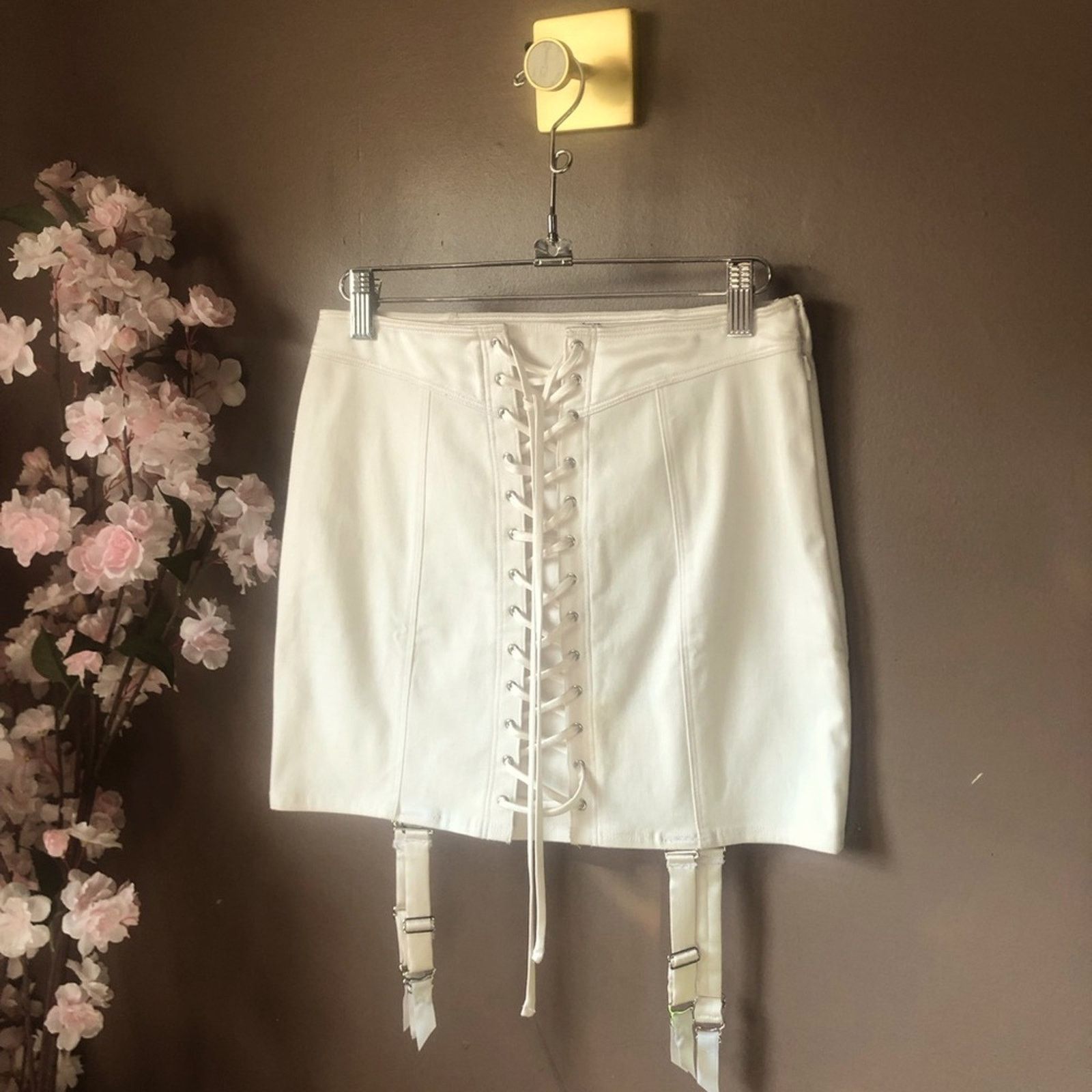 Victoria's Secret Skirt bottom White, front lace up design garter belt mini. Size 27" / US 4 / IT 40 - 1 Thumbnail