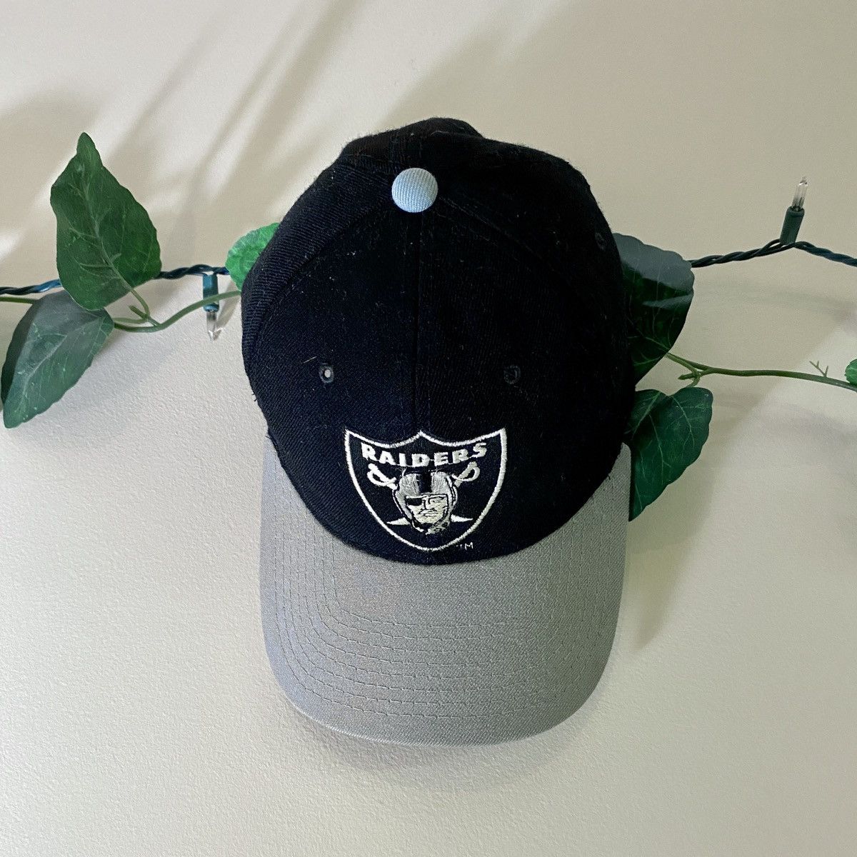 image of Nfl x Starter Vintage Los Angles Raiders Starter Snapback Hat in Black, Men's