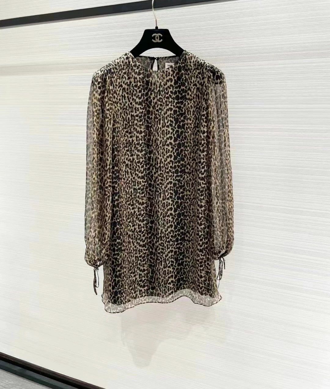 Saint Laurent Paris Saint Laurent Paris Leopard print silk dress Size US 34 / EU 50 - 1 Thumbnail