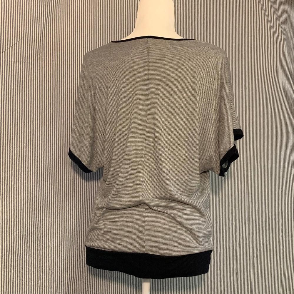 rue21 Rue 21 Gray & Black Bling Silhouette V-Neck Tee, M Size M / US 6-8 / IT 42-44 - 4 Thumbnail