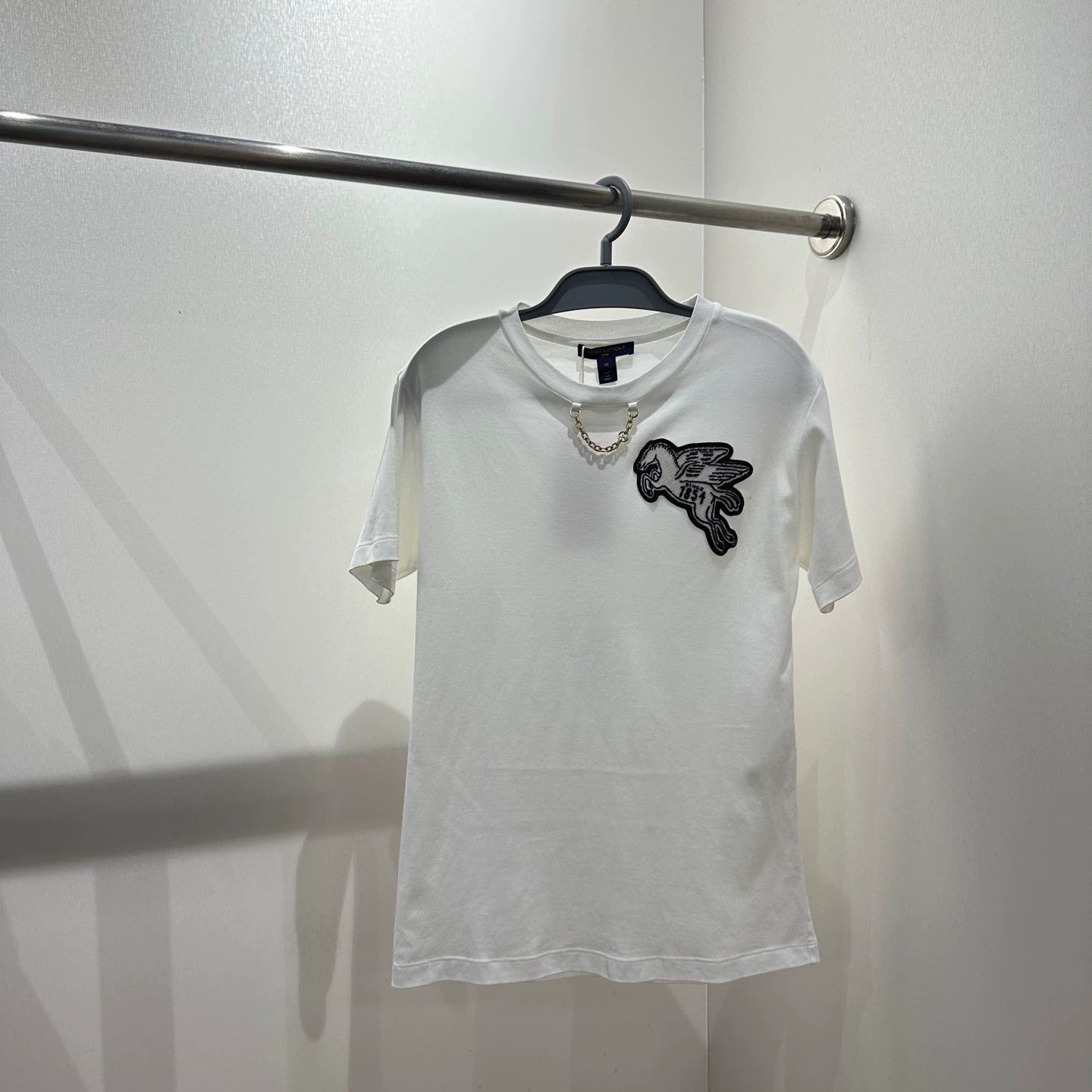 Louis Vuitton LV apr500 Pegasus Embro Chain SS Tee M Size M / US 6-8 / IT 42-44 - 1 Thumbnail